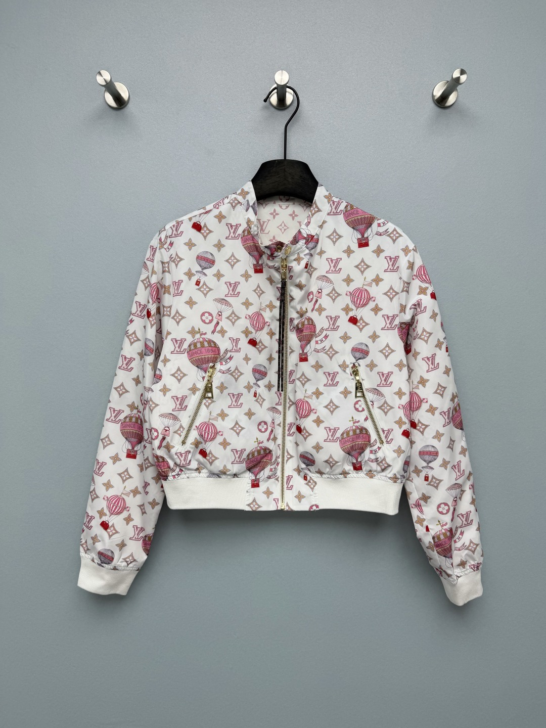 NO:855294,Louis Vuitto*26 new double-sided presbyopic bomber jacket. One side is fully printed with Monogram + hot air balloon pattern, and the other side is light pink Monogram presbyopic. It perfectly integrates the brand's classic elements with childlike romance. It has a girly feel without losing the brand recognition, and the upper body is directly noble. It is paired with a custom presbyopic zipper. The short pilot version makes you look thinner and taller. The ribbed cuff perfectly optimizes the body proportions and can be easily controlled by small people.  The leather flower badge on the chest is full of details, and the gold hardware is of great texture, making it highly recognizable. This versatile jacket in spring and autumn can be worn for daily commuting and going out on the street. A must-have for sweet and cool girls!  Solid color size 3 SML,Louis Vuitton-clothing,louis vuitton,louis vuitton,jackets & coats,jackets & coats,19860909Louis Vuitto*26新款双面穿老花飞行员夹克外套 一面是满印Monogram+热气球图案,另一面是浅粉色Monogram老花,把品牌经典元素和童趣浪漫完美融合,自带少女感又不失品牌辨识度,上身直接显贵.搭配定制老花拉链 短款飞行员版型显瘦又显高,罗纹收口完美优化身材比例,小个子也能轻松驾驭 胸口的皮质花朵徽章细节感拉满,金色五金质感绝了,自带满满的辨识度 春秋季的万能外套,日常通勤、出街都能穿,甜酷女孩必备！单色3码SML,路易威登-服装,louis vuitton,louis vuitton,jackets & coats,jackets & coats,,Women's clothing