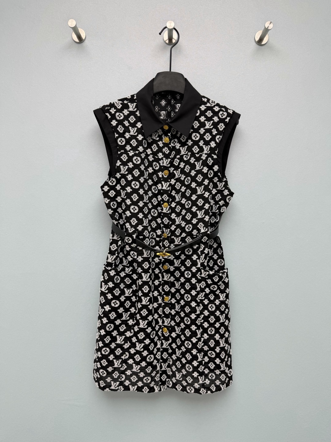 NO:855338,Louis Vuitto*26 new jacquard vest dress  It adopts the brand's iconic Monogram jacquard technology, available in black and white. The printing has a three-dimensional effect, which is low-key and full of brand recognition. The upper body has a sense of nobility, which is a timeless classic design. The lapel + sleeveless design reveals the exquisite shoulder and neck lines; the metal button design in the front is retro and refined; the same color Mono  The gram belt easily outlines the waistline and optimizes body proportions; the large A-line skirt hides the flesh and makes the body appear taller, and can be easily controlled by a pear-shaped figure. The jacquard fabric has its own texture and is soft and skin-friendly; the metal buttons are logoed and full of details; the pockets on both sides are designed to increase practicality, and the black and white contrasting collar design adds a sense of hierarchy!  2 colors and 3 codes SML,Louis Vuitton-clothing,louis vuitton,louis vuitton,skirts,19860909Louis Vuitto*26新款提花马甲背心裙 采用品牌标志性的Monogram提花工艺,黑白两色可选,印花自带立体感,低调又充满品牌辨识度,上身自带贵气感,是永不过时的经典设计.翻领+无袖设计,露出精致肩颈线条；前中金属纽扣设计,复古又精致；同色系Monogram腰带,轻松勾勒腰线,优化身材比例；A字大裙摆藏肉又显高,梨形身材也能轻松驾驭.提花面料自带肌理感,触感柔软亲肤；金属纽扣带有Logo标识,细节感拉满；两侧口袋设计增加实用性,黑白撞色领边设计,增加层次感！2色3码 SML,路易威登-服装,louis vuitton,louis vuitton,skirts,,Women's clothing