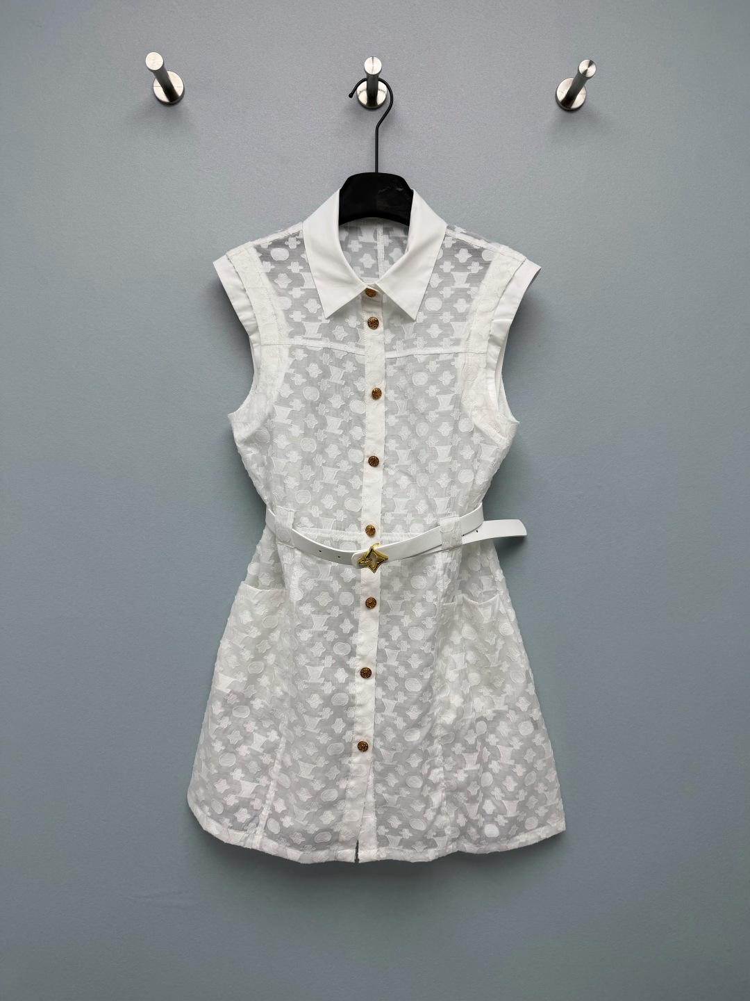 NO:855352,Louis Vuitto*26 new jacquard vest dress  It adopts the brand's iconic Monogram jacquard technology, available in black and white. The printing has a three-dimensional effect, which is low-key and full of brand recognition. The upper body has a sense of nobility, which is a timeless classic design. The lapel + sleeveless design reveals the exquisite shoulder and neck lines; the metal button design in the front is retro and refined; the same color Mono  The gram belt easily outlines the waistline and optimizes body proportions; the large A-line skirt hides the flesh and makes the body appear taller, and can be easily controlled by a pear-shaped figure. The jacquard fabric has its own texture and is soft and skin-friendly; the metal buttons are logoed and full of details; the pockets on both sides are designed to increase practicality, and the black and white contrasting collar design adds a sense of hierarchy!  2 colors and 3 codes SML,Louis Vuitton-clothing,louis vuitton,louis vuitton,skirts,19860909Louis Vuitto*26新款提花马甲背心裙 采用品牌标志性的Monogram提花工艺,黑白两色可选,印花自带立体感,低调又充满品牌辨识度,上身自带贵气感,是永不过时的经典设计.翻领+无袖设计,露出精致肩颈线条；前中金属纽扣设计,复古又精致；同色系Monogram腰带,轻松勾勒腰线,优化身材比例；A字大裙摆藏肉又显高,梨形身材也能轻松驾驭.提花面料自带肌理感,触感柔软亲肤；金属纽扣带有Logo标识,细节感拉满；两侧口袋设计增加实用性,黑白撞色领边设计,增加层次感！2色3码 SML,路易威登-服装,louis vuitton,louis vuitton,skirts,,Women's clothing