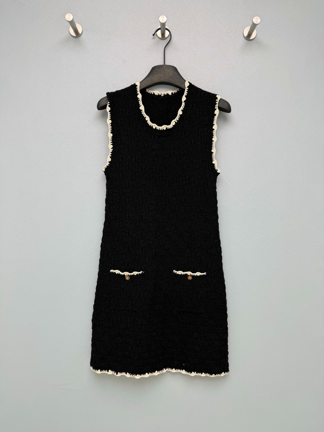 NO:855292,chan*l26 new knitted vest skirt  The straight A-line sleeveless design modifies the waist, abdomen and crotch lines. The round neck + sleeveless exposes the shoulder and neck lines, with an elegant swan neck effect. Off-white hand-crocheted lace runs through the neckline, armholes, pockets and hem, and is paired with metal buttons to restore the look.  Xiaoxiangfeng’s iconic sophistication breaks the dullness of black. Pure black base + off-white crochet lace, welding elegance and sophistication to death ~ 2 colors and 3 sizes SML, Chanel-clothing, chanel, chanel, skirts,19860909chan*l26新款针织背心裙 直筒A字无袖设计,修饰腰腹与胯部线条,圆领+无袖露出肩颈线条,自带优雅天鹅颈效果.米白色手工钩花边贯穿领口、袖笼、口袋与下摆,搭配金属质感纽扣,还原小香风标志性精致感,打破黑色沉闷.纯黑底+米白钩花边,把优雅和精致焊得死死的~2色3码SML,香奈儿-服装,chanel,chanel,skirts,,Women's clothing