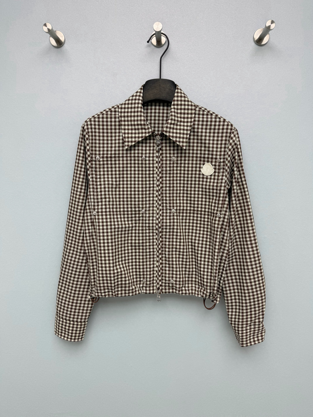 NO:855275,Moncle*26's new plaid short sun protection jacket combines wind and sun protection function with high-street fashion sense. It is available in pink and white plaid and black and white plaid. The pink and white plaid has a sweet girl atmosphere, while the black and white plaid is more cool and versatile, adapting to different styles of dressing needs.  The short length + hem drawstring design allows you to freely adjust the elasticity, which can not only create a high-waisted and exposed hot girl proportions, but also tighten the hem to create a neat windproof effect, suitable for various body types. It is decorated with a classic embroidered badge on the front, and the brand logo is printed on the zipper puller and rivet button, which low-key highlights the brand texture, and the details are full of high-end. 2 colors and 3 sizes SML, Moncler - Clothing, Moncler, jackets & coats,19860909Moncle*26新款格纹短款防晒夹克 兼具防风防晒功能与高街时尚感 粉白格纹和黑白格纹两款可选,粉白格自带甜妹氛围感,黑白格则更显酷飒百搭,适配不同风格的穿搭需求. 短款衣长+下摆抽绳设计,可自由调节松紧,既能打造高腰露腰的辣妹比例,也能收紧下摆打造利落防风效果,适配各种身材.正面饰有经典的刺绣徽章,拉链头和铆钉纽扣上都印有品牌标识,低调彰显品牌质感,细节处尽显高级.2色3码SML,蒙口-服装,Moncler,jackets & coats,,Women's clothing