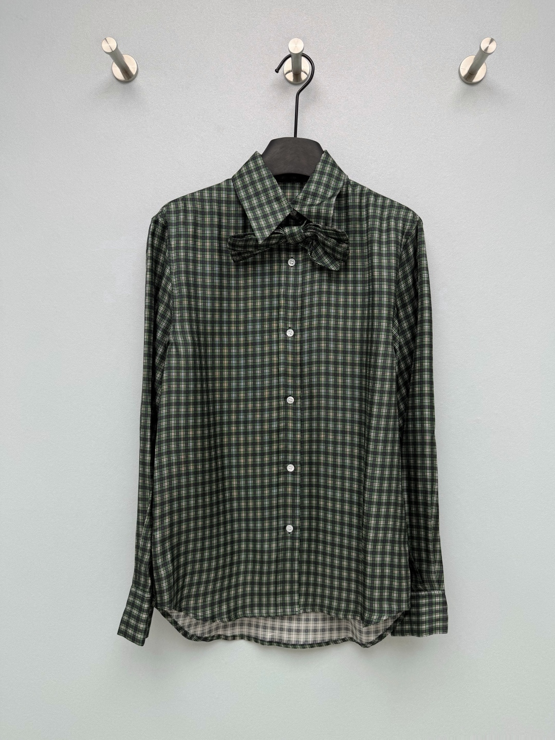 NO:855265,DIO*26 new navy plaid bow tie silk shirt. High version pays attention to details to differentiate the version. Silk fabric. Retro college style classic Scottish plaid. Dark green background with light white fine plaid. It has a British retro atmosphere. It is more advanced than ordinary black and white plaid. Yellow leather can also be easily controlled.  It is made of silk fabric with excellent drape, which has a soft luster, feels silky and skin-friendly, is breathable and not sweaty, is refreshing and comfortable to wear in spring and summer, and has a high-end texture that shows the temperament of a big-name brand. The blue and green lines check pattern color is retro and eye-catching; the detachable bow tie of the same fabric, the CD metal buckle detail on the collar, is low-key and recognizable, and full of details. The classic lapel design, with a detachable bow tie, the style can be salty or sweet!  2 colors and 3 codes SML, Dior-clothing, dior, dior, shirts, real silk,19860909DIO*26新款藏青格纹领结真丝衬衫 高版本注意细节区分版本 真丝面料 复古学院风经典苏格兰格纹,深绿底色搭配浅白细格,自带英伦复古氛围,比普通黑白格更显高级,黄皮也能轻松驾驭. 采用垂坠感极佳的真丝面料,自带柔和光泽,手感丝滑亲肤,透气不闷汗,春夏穿清爽舒适,质感高级尽显大牌气质.青底绿线格纹配色,复古又耐看；可拆卸同面料领结,领口CD金属扣细节,低调又有辨识度,细节拉满.经典翻领设计,搭配可拆卸领结,风格可盐可甜！2色3码SML,迪奥-服装,dior,dior,shirts,real silk,,Women's clothing