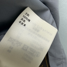 🔥🔥Louis Vuitto*26新款高街机能风马甲 以浅灰色为基底,搭配Monogram老花细节点缀 🔥🔥Louis Vuitto*26新款高街机能风马甲 以浅灰色为基底,搭配Monogram老花细节点缀