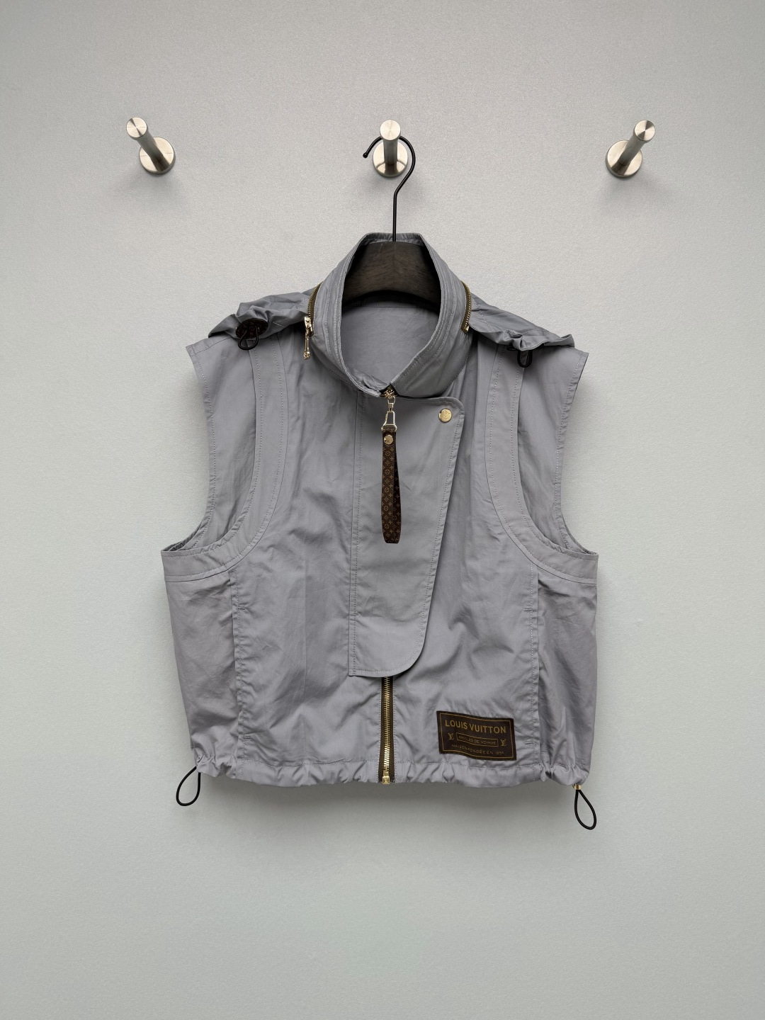 NO:855252,Louis Vuitto*26's new high-street functional vest is based on light gray and decorated with Monogram presbyopia details. It perfectly integrates the brand's classic elements with street fashion. It is low-key and full of recognition, and the upper body has a cool temperament.  The short workwear version, stand-up collar + diagonal zipper design, has a cool feeling; the short length + hem drawstring design can easily optimize body proportions and create a high waistline; the detachable hood design can increase the layering of the shape. The loose version is not flattering and is friendly to fat and pear-shaped figures. The zipper  The headband, drawstring buckle, and collar snaps are all designed with Monogram presbyopia and metal logos, which adds a sense of sophistication; the brand woven label logo on the hem of the body highlights the brand identity; the fabric is made of crisp and anti-wrinkle nylon material, and the upper body is stylish and comfortable. The functional vest is so handsome that I am speechless.  Weld high street coolness to your body!  Solid color size 3 SML,Louis Vuitton-clothing,louis vuitton,louis vuitton,hats,19860909Louis Vuitto*26新款高街机能风马甲  以浅灰色为基底,搭配Monogram老花细节点缀,将品牌经典元素与街头潮流感完美融合,低调又充满辨识度,上身自带酷飒气质. 短款工装版型,立领+斜拉链设计,自带酷感；短款衣长+下摆抽绳设计,轻松优化身材比例,打造高腰线；可拆卸连帽设计,增加造型层次感,宽松版型不挑身材,对微胖、梨形身材都很友好.拉链头、抽绳扣、领部按扣都采用Monogram老花和金属标识设计,精致感拉满；衣身下摆品牌织唛标识,彰显品牌身份；面料采用挺括抗皱的尼龙材质,上身有型又舒适.机能风马甲真的帅到我失语 把高街酷飒感焊在身上！单色3码SML,路易威登-服装,louis vuitton,louis vuitton,hats,,Women's clothing