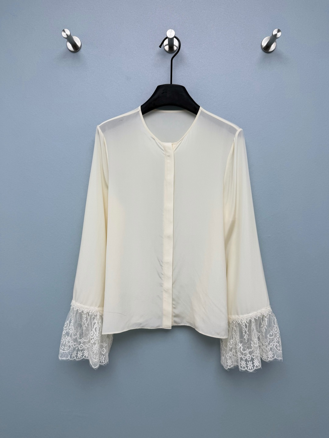 NO:855241,Chol*26 new cuff lace silk shirt. The high version pays attention to details to distinguish the version. Silk fabric. Gentle off-white background. Low-saturated off-white color is not picky about skin color. It comes with a soft light filter, which is more gentle than pure white. Yellow skin can also be easily controlled. The cuffs are spliced with exquisite retro lace, with hollow embroidery patterns, spreading like petals. It has a gentle atmosphere when you raise your hands, and can also cleverly modify the arm lines. Simple round neck + invisible placket  The collarless round neck design weakens the sense of formality. It is paired with an invisible placket and the overall lines are clean and neat. It can be worn alone to create a relaxed feeling, or it can be worn as an inner layer with a suit or vest. The fabric has high-end luster and drape, and the upper body is light and breathable. It is skin-friendly and does not make you sweaty, and it has its own noble attributes!  Solid color size 3 SML, women's clothing, business suit, real silk,19860909Chol*26新款袖口蕾丝真丝衬衣 高版本注意细节区分版本 真丝面料.米白温柔底色 低饱和米白色不挑肤色,自带柔光滤镜,比纯白更显温柔气质,黄皮也能轻松驾驭.袖口拼接了精致的复古蕾丝花边,带有镂空刺绣花纹,像花瓣一样散开,抬手间自带温柔氛围感,还能巧妙修饰手臂线条.简约圆领+隐形门襟 无领圆领设计弱化了正式感,搭配隐形门襟,整体线条干净利落,既可以单穿打造松弛感,也能作为内搭搭配西装、马甲. 面料自带高级光泽感和垂坠感,上身轻盈透气,亲肤不闷汗,自带贵气属性！单色3码SML,女装,business suit,real silk,,Women's clothing