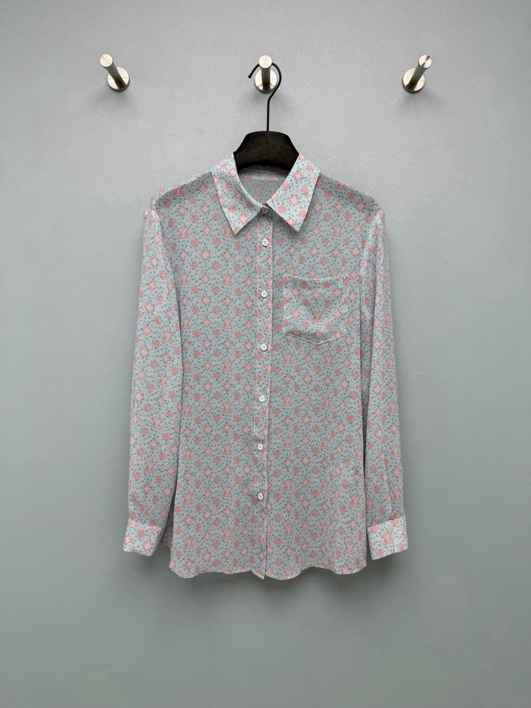 NO:856104,Louis Vuitto*26 new printed shirt, a 'noble atmosphere artifact' with its own spring filter!  Blues retro vs light blue fresh, both colors come with filters, you will look like walking in spring when you wear them, the fabric has a soft light filter, the drape is amazing, the upper body is fairy and expensive, Monogram elements + floral prints, low-key yet distinctive  It is recognizable and does not conflict with the style at all. The button details are full and the engravings are clear. The brand's exquisiteness is everywhere. It can be worn alone or layered. It looks great with jeans and skirts. It is a must-have for the spring and summer wardrobe. Sisters who want to get a relaxed and elegant feeling, close their eyes!  2 colors and 3 codes SML,Louis Vuitton-clothing,louis vuitton,louis vuitton,skirts,jeans,shirts,19860909Louis Vuitto*26新款印花衬衫,自带春日滤镜的“贵气氛围感神器”！蓝调复古vs浅蓝清新,两款花色都自带滤镜,穿上就是行走的春日画报,面料自带柔光滤镜,垂坠感绝了,上身又仙又贵,Monogram元素+花卉印花,低调又有辨识度,完全不撞款.纽扣细节拉满,刻印清晰,处处都是品牌的精致感,可单穿可叠穿,搭配牛仔裤、半裙都超好看,春夏衣橱必备款,想get松弛贵气感的姐妹闭眼冲！2色3码SML,路易威登-服装,louis vuitton,louis vuitton,skirts,jeans,shirts,,Women's clothing