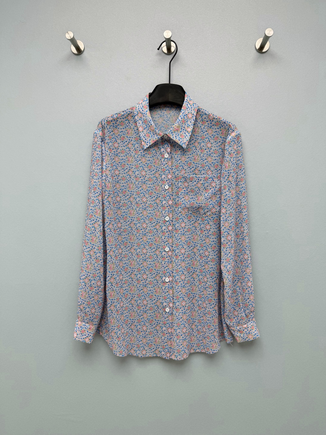 NO:856125,Louis Vuitto*26 new printed shirt, a 'noble atmosphere artifact' with its own spring filter!  Blues retro vs light blue fresh, both colors come with filters, you will look like walking in spring when you wear them, the fabric has a soft light filter, the drape is amazing, the upper body is fairy and expensive, Monogram elements + floral prints, low-key yet distinctive  It is recognizable and does not conflict with the style at all. The button details are full and the engravings are clear. The brand's exquisiteness is everywhere. It can be worn alone or layered. It looks great with jeans and skirts. It is a must-have for the spring and summer wardrobe. Sisters who want to get a relaxed and elegant feeling, close their eyes!  2 colors and 3 codes SML,Louis Vuitton-clothing,louis vuitton,louis vuitton,skirts,jeans,shirts,19860909Louis Vuitto*26新款印花衬衫,自带春日滤镜的“贵气氛围感神器”！蓝调复古vs浅蓝清新,两款花色都自带滤镜,穿上就是行走的春日画报,面料自带柔光滤镜,垂坠感绝了,上身又仙又贵,Monogram元素+花卉印花,低调又有辨识度,完全不撞款.纽扣细节拉满,刻印清晰,处处都是品牌的精致感,可单穿可叠穿,搭配牛仔裤、半裙都超好看,春夏衣橱必备款,想get松弛贵气感的姐妹闭眼冲！2色3码SML,路易威登-服装,louis vuitton,louis vuitton,skirts,jeans,shirts,,Women's clothing