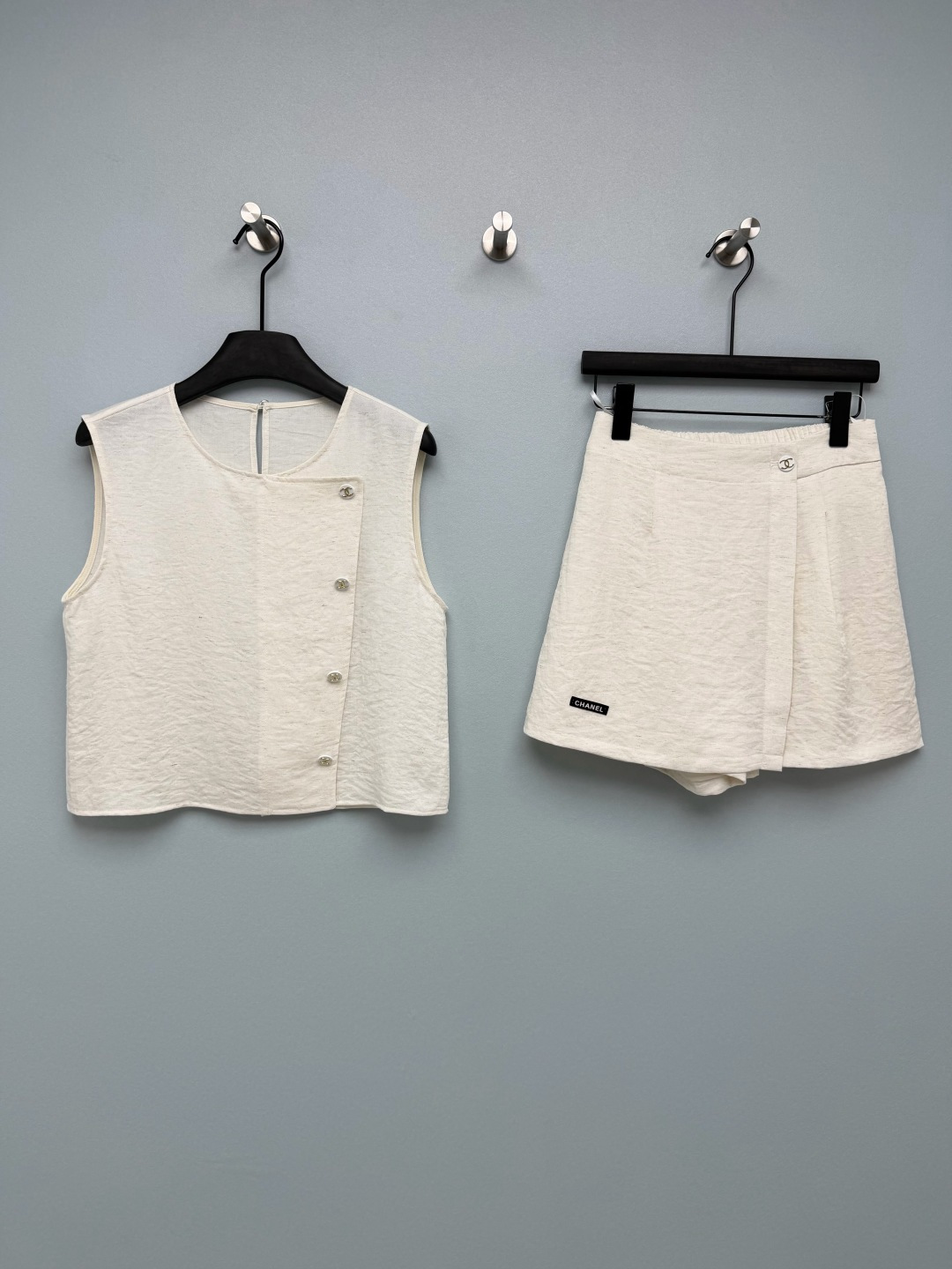 NO:856060,chan*l 26’s new sleeveless vest + culottes suit is simply tailor-made for the casual summer style!  The combination of sleeveless vest + culottes, you don’t have to worry about matching, you can just wear it when you go out. Double C metal buckle + side logo details are full of details, low-key and unobtrusive, but full of exquisiteness. Culottes really understand girls!  It prevents exposure and makes your legs straight. It can be easily controlled by a pear-shaped body. The fabric has its own texture. It is breathable and not stuffy when worn in summer. It is very suitable for daily commuting and afternoon tea. Those who don’t want to worry about matching in summer, just stick to this set!  2 colors and 3 codes SML, Chanel-clothing, chanel, chanel, skirts,19860909chan*l 26新款无袖马甲+裙裤套装,简直是为夏日轻熟风量身打造！无袖马甲+裙裤的组合,不用费心搭配,出门直接一套穿 双c金属扣+侧标细节拉满,低调不张扬,却处处透着精致感 ,裙裤真的太懂女生了！防走光又显腿直,梨形身材也能轻松驾驭,面料是那种自带肌理感的,夏天穿透气不闷,日常通勤/下午茶穿都超合适 夏天不想费心搭配的姐妹,直接锁死这套！2色3码SML,香奈儿-服装,chanel,chanel,skirts,,Women's clothing