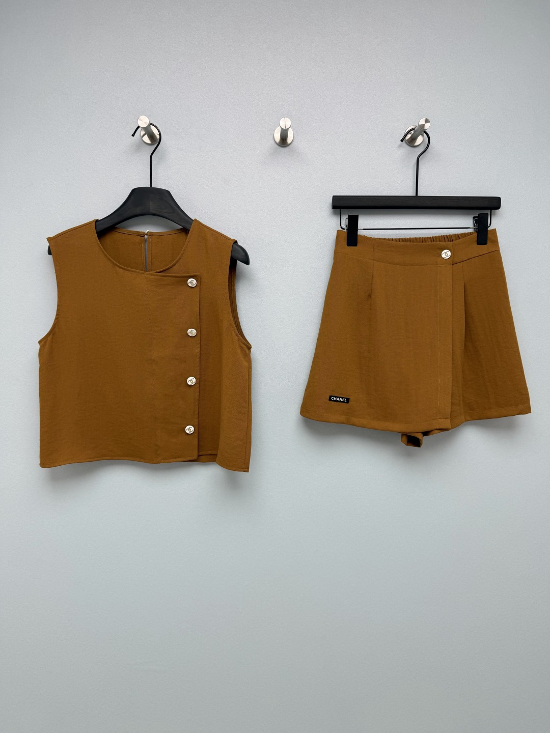 NO:856083,chan*l 26’s new sleeveless vest + culottes suit is simply tailor-made for the casual summer style!  The combination of sleeveless vest + culottes, you don’t have to worry about matching, you can just wear it when you go out. Double C metal buckle + side logo details are full of details, low-key and unobtrusive, but full of exquisiteness. Culottes really understand girls!  It prevents exposure and makes your legs straight. It can be easily controlled by a pear-shaped body. The fabric has its own texture. It is breathable and not stuffy when worn in summer. It is very suitable for daily commuting and afternoon tea. Those who don’t want to worry about matching in summer, just stick to this set!  2 colors and 3 codes SML, Chanel-clothing, chanel, chanel, skirts,19860909chan*l 26新款无袖马甲+裙裤套装,简直是为夏日轻熟风量身打造！无袖马甲+裙裤的组合,不用费心搭配,出门直接一套穿 双c金属扣+侧标细节拉满,低调不张扬,却处处透着精致感 ,裙裤真的太懂女生了！防走光又显腿直,梨形身材也能轻松驾驭,面料是那种自带肌理感的,夏天穿透气不闷,日常通勤/下午茶穿都超合适 夏天不想费心搭配的姐妹,直接锁死这套！2色3码SML,香奈儿-服装,chanel,chanel,skirts,,Women's clothing