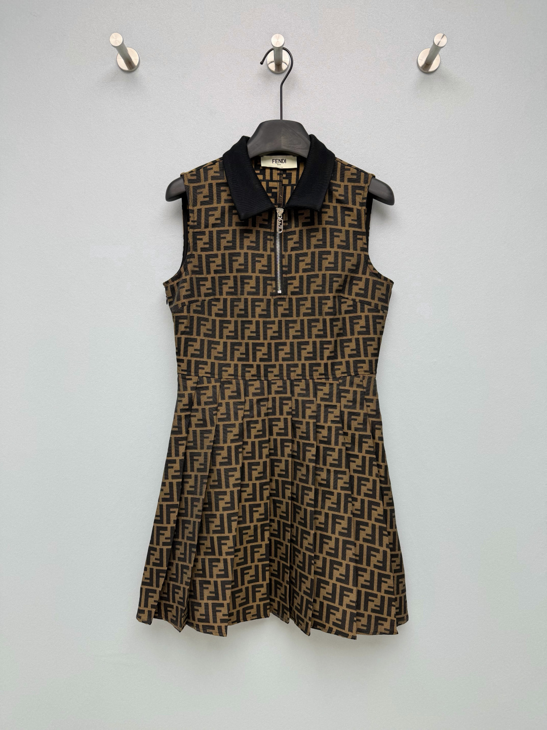 NO:856126,FENDI*26 new presbyopic lapel vest dress. The skirt is fully printed with the iconic double F presbyopic pattern. The retro coffee color has its own filter. It is low-key and noble. It is a brand symbol that will never go out of style. The contrasting black threaded small lapel design neutralizes the mature feeling of presbyopic and adds a college-style girly atmosphere. The half-open zipper design on the front makes it easy to put on and take off, and also adds neat lines to the overall look.  The waist-cinching + pleated skirt style can perfectly modify the waist and abdomen lines. The brown and black presbyopia comes with a soft light filter, making the upper body super white, retro and age-reducing. The upper body can instantly transform into an American hottie!  Single color code 3 SML, Fendi-clothing, fendi, fendi, skirts,19860909FENDI*26新款老花翻领背心裙 裙身满印 标志性双F老花图案,复古咖色调自带滤镜,低调又显贵,是永不过时的品牌符号,撞色黑色螺纹小翻领设计,中和了老花的成熟感,增添学院风少女气息.前襟半开拉链设计,穿脱方便,也为整体造型增加了利落的线条感. 收腰+百褶裙摆的版型,能完美修饰腰腹线条,棕黑老花自带柔光滤镜,上身超显白,复古又减龄,上身直接秒变美式辣妹！单色3码SML,芬迪-服装,fendi,fendi,skirts,,Women's clothing