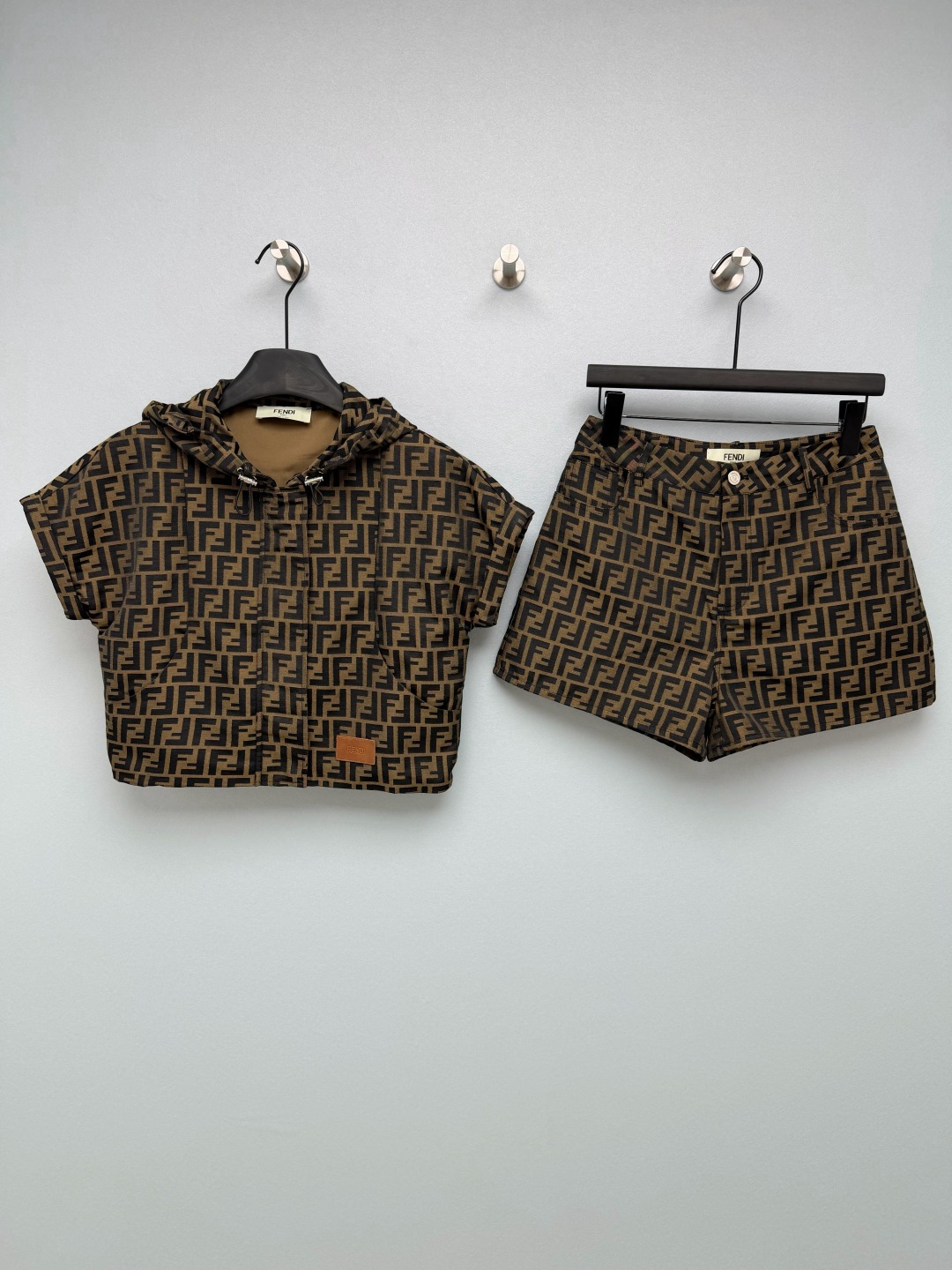 NO:856153,FENDI*26 new presbyopic hooded short-sleeved jacket + shorts suit, giving the classic presbyopic a new sense of summer vitality!  The entire set is fully printed with the iconic double F presbyopia pattern, and the retro brown and black color scheme comes with a filter. It is low-key and noble, and is a classic symbol of the brand that will never go out of style. The top is designed with a short hooded workwear design, with a metal drawstring and a customized FF zipper puller. The details are exquisite and full of sporty vitality. The front  The leather brand logo on the placket is a low-key way to highlight the brand identity. The shorts adopt a classic denim version, with a high-waist design + topstitching, which modifies the waist and hip lines and perfectly echoes the top. The brown and black presbyopia comes with a soft light filter, making the upper body super white, retro and age-reducing, and the upper body can instantly transform into an American hottie!  Solid color size 3 SML, Fendi-clothing, fendi, fendi, shorts, jackets & coats, T-shirt, hats,19860909FENDI*26新款老花连帽短袖外套+短裤套装,把经典老花玩了全新的夏日活力感！整套满印标志性双F老花图案,复古棕黑配色自带滤镜,低调又显贵,是品牌永不过时的经典符号.上衣采用短款连帽工装设计,搭配金属抽绳与定制FF拉链头,细节精致又充满运动活力感.前襟皮革品牌标识,低调彰显品牌身份.短裤采用经典牛仔版型,高腰设计+明线走线,修饰腰臀线条,和上衣完美呼应.棕黑老花自带柔光滤镜,上身超显白,复古又减龄,上身直接秒变美式辣妹！单色3码SML,芬迪-服装,fendi,fendi,shorts,jackets & coats,T-shirt,hats,,Women's clothing