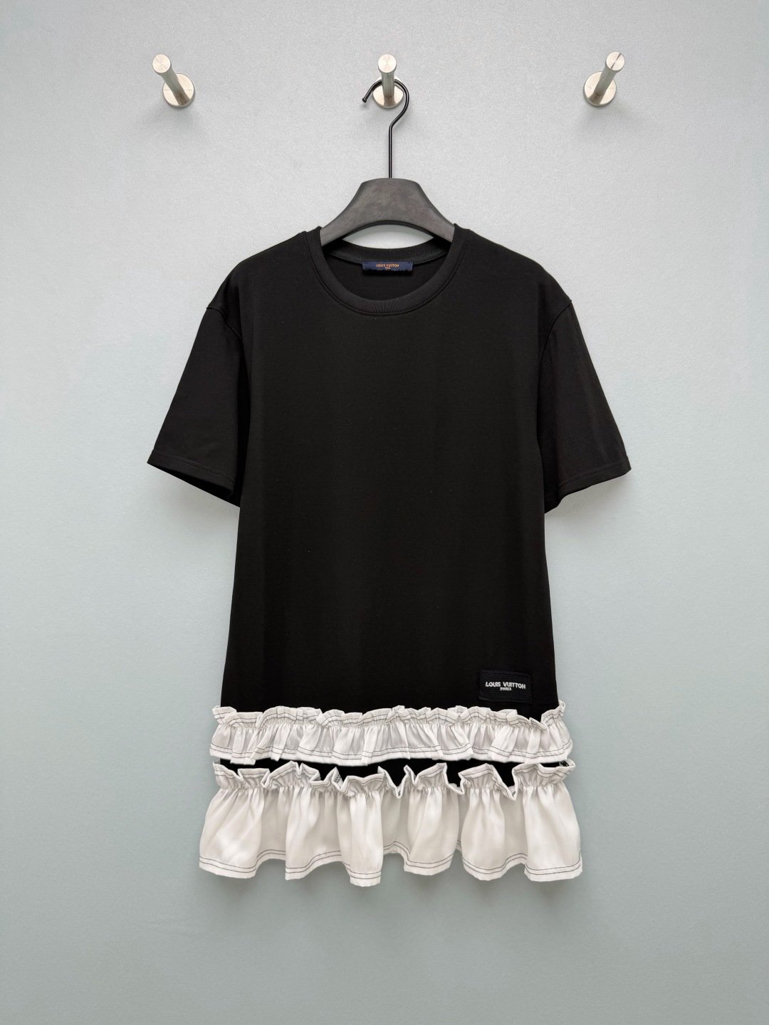 NO:856116,Louis Vuitto*26's new ruffled patchwork T-shirt dress uses a basic T version to create a sweet, cool and high-end contrast!  The hem is spliced ​​with double-layered ruffles and is paired with an open-stitched hem design, giving it a sense of layering and a smart girly look, making it look cool when you walk. The brand woven label on the side seam shows off your identity in a low-key way, and every detail is exquisite. Both black and white are so beautiful that they are speechless, but the basic version is directly enlivened by the ruffles!  2 colors and 3 codes SML,Louis Vuitton-clothing,louis vuitton,louis vuitton,skirts,tees,t-shirt,19860909Louis Vuitto*26新款荷叶边拼接T恤连衣裙,用基础款T的版型,玩出了甜酷又高级的反差感！下摆拼接双层荷叶边,搭配明线锁边设计,自带层次感和灵动的少女感,走路都带风.侧缝处的品牌织唛,低调彰显身份,细节处都是精致感.黑白两色都美到失语,基础款版型却被荷叶边直接盘活！2色3码SML,路易威登-服装,louis vuitton,louis vuitton,skirts,tees，t-shirt,,Women's clothing