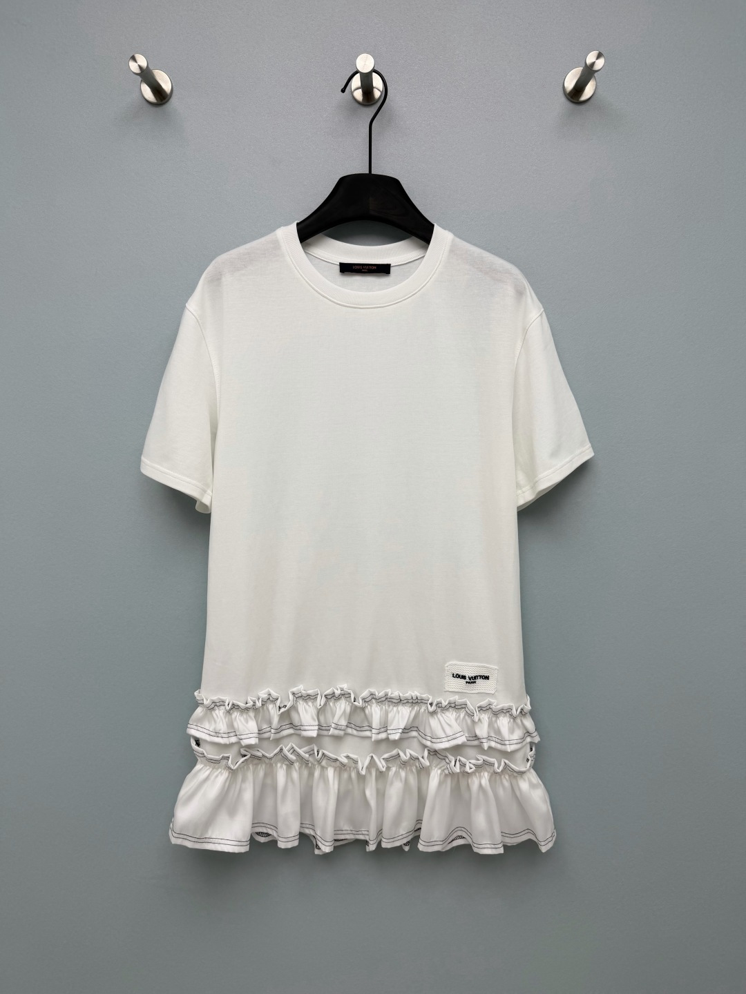 NO:856105,Louis Vuitto*26's new ruffled patchwork T-shirt dress uses a basic T version to create a sweet, cool and high-end contrast!  The hem is spliced ​​with double-layered ruffles and is paired with an open-stitched hem design, giving it a sense of layering and a smart girly look, making it look cool when you walk. The brand woven label on the side seam shows off your identity in a low-key way, and every detail is exquisite. Both black and white are so beautiful that they are speechless, but the basic version is directly enlivened by the ruffles!  2 colors and 3 codes SML,Louis Vuitton-clothing,louis vuitton,louis vuitton,skirts,tees,t-shirt,19860909Louis Vuitto*26新款荷叶边拼接T恤连衣裙,用基础款T的版型,玩出了甜酷又高级的反差感！下摆拼接双层荷叶边,搭配明线锁边设计,自带层次感和灵动的少女感,走路都带风.侧缝处的品牌织唛,低调彰显身份,细节处都是精致感.黑白两色都美到失语,基础款版型却被荷叶边直接盘活！2色3码SML,路易威登-服装,louis vuitton,louis vuitton,skirts,tees，t-shirt,,Women's clothing