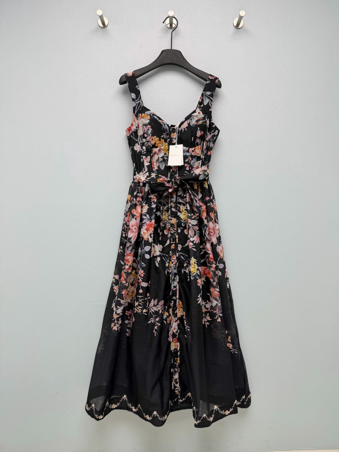 NO:856094,Zimmerman*26 new flower and bird print suspender skirt, French retro light luxury style, combines natural flower and bird elements with elegant silhouette, full of spring romance  It uses deep black as the base color, paired with retro floral prints in pink and orange tones, giving it a romantic atmosphere like an oil painting. The color is rich and high-end, and the black base fabric matches the skin tone better, giving it a full slimming effect. Bra-style tailoring + belt of the same color, the waist is slimmed down and retro and refined. The elasticated back design is comfortable and fits the body shape. Sisters with pear-shaped figures can close their eyes!  Wear it on dates, picnics, and vacations. It will directly fill the atmosphere. Taking photos will make you feel like you are in Monet's garden. Monochrome size 4 SMLXL, Zimmerman-clothing, skirts,19860909Zimmerman*26新款花鸟印花吊带裙 法式复古轻奢风,将自然花鸟元素与优雅版型结合,充满春日浪漫气息 以深邃黑色为底色,搭配粉橘调的复古花卉印花,自带油画般的浪漫氛围感,色彩浓郁又高级,黑色底布更衬肤色,显瘦效果拉满.胸衣式剪裁+同色系腰带,收腰显瘦又复古精致,后背松紧打揽设计舒服又贴合身形,梨形身材姐妹闭眼冲！约会、野餐、度假穿它,氛围感直接拉满,拍照超出片,仿佛置身莫奈的花园里 单色4码SMLXL,兹默曼-服装,skirts,,Women's clothing