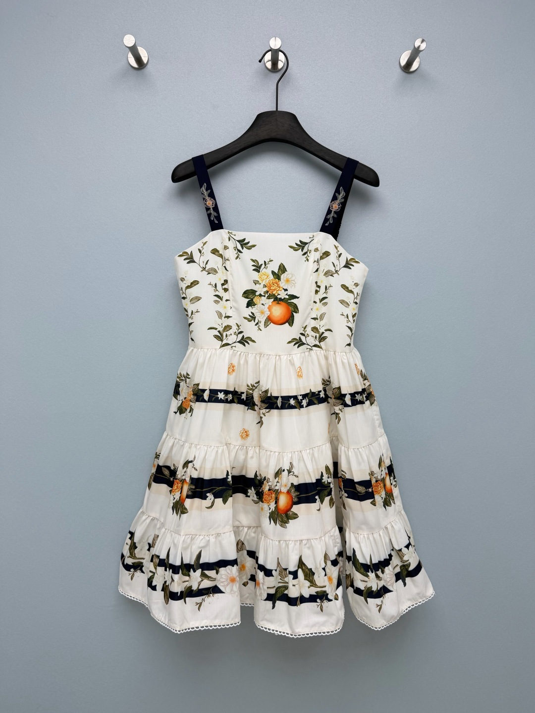 NO:856148,Agua By Agua Bendita 26 new retro oil painting printed suspender skirt  It is based on off-white, with a combined print of orange, gardenia and navy stripes, restoring the retro texture of a painting. The color is fresh and energetic, with a French pastoral atmosphere. It is like wearing a spring botanical garden on the body, and the yellow leather is also very white when worn, making the skin clear and complex. The elastic shoulder strap + square collar design just exposes the delicate collarbone.  It can also modify the lines of the shoulders and neck without tightening the flesh, and can be easily worn by sisters with wide/sliding shoulders. The fluffy skirt hides the flesh of the crotch tightly, and a small person will have long legs in seconds. The double-layer lining design is also very considerate, and it gives a fresh and girly feel when you snap it casually. It supports the gentle atmosphere of spring and summer~Single color size 4 SMLXL, women's clothing, skirts,19860909Agua By Agua Bendita 26新款复古油画印花吊带裙 以米白色为基底,搭配橘子、栀子花与藏青条纹的组合印花,还原油画般的复古质感,色彩清新又富有活力,自带法式田园氛围.像把春日的植物园穿在了身上,黄皮穿也巨显白,衬得皮肤清透又有气色.弹力打揽肩带+方领设计,刚好露出精致锁骨,不勒肉还能修饰肩颈线条,宽肩/溜肩姐妹也能轻松驾驭.蓬松的裙摆把胯部肉肉藏得严严实实,小个子穿秒变大长腿.双层内衬设计也超贴心,随手一拍都是清新少女感,春夏的温柔氛围感全靠它撑住了～单色4码SMLXL,女装,skirts,,Women's clothing