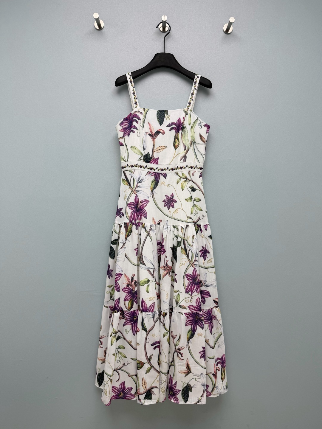 NO:856136,Agua By Agua Bendita  26 new vine flower print suspender skirt (long style) is based on off-white, with hand-painted purple vine flower print, with a retro texture like oil painting, the color is fresh and layered, gentle and flexible, and the yellow skin is also  It can be easily controlled. The elastic shoulder straps + square collar design with wooden ear edges just expose the delicate collarbone. It can also modify the shoulder and neck lines without tightening the flesh. Sisters with wide shoulders/sliding shoulders can also control it easily. The design of high waist + bud skirt is really amazing!  It easily slims your waist, and the fluffy bud skirt hides the crotch flesh tightly, making a small person look taller in seconds. The double-layer lining design is also very considerate. It gives you a fresh and girly look when you take a photo. It supports the gentle atmosphere of spring and summer~Single color size 4 SMLXL, women's clothing, skirts,19860909Agua By Agua Bendita 26新款藤蔓花法印花吊带裙（长款）以米白色为基底,搭配手绘感紫调藤蔓花卉印花,自带油画般的复古质感,色彩清新又富有层次,温柔又不失灵动,黄皮也能轻松驾驭.弹力打揽肩带+方领木耳边设计,刚好露出精致锁骨,不勒肉还能修饰肩颈线条,宽肩/溜肩姐妹也能轻松驾驭.高收腰+花苞裙摆的设计真的绝了！轻松勒出小蛮腰,蓬松的花苞裙摆把胯部肉肉藏得严严实实,小个子穿秒变大长腿.双层内衬设计也超贴心,随手一拍都是清新少女感,春夏的温柔氛围感全靠它撑住了～单色4码SMLXL,女装,skirts,,Women's clothing