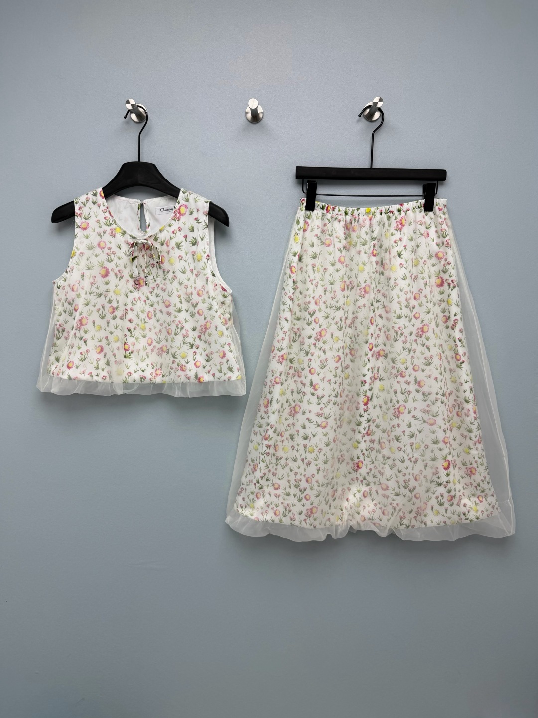 NO:856482,Dio*26 new tulip organza suit, vest and skirt  The short sleeveless top is paired with a high-waisted A-line skirt. It is made of satin printed fabric with a soft light feeling. It has a good drape, is skin-friendly and breathable. It is paired with an outer organza design, which has a hazy atmosphere and is full of fairy spirit. The all-over printed daisy floral pattern is fresh and gentle, and the color is fresh and not picky, giving it a spring atmosphere.  The sense of circumference. The ribbon tie on the neckline and the metal letter pendant are low-key and recognizable, adding a sense of sophistication to the overall look. The hems of the top and skirt are meshed with mesh, which has a micro-puff effect, smart and playful. The lining of the skirt is also made of the same printed fabric, full of details. It comes with a soft light filter!  Monochrome size 3 SML, Dior-clothing, dior, dior, skirts,19860909Dio*26新款郁金香欧根纱套装 背心半裙 短款无袖上衣搭配高腰A字半裙,选用自带柔光感的缎面印花面料,垂坠感好,亲肤透气,搭配外层的欧根纱设计,自带朦胧氛围感,仙气十足.满印的小雏菊碎花图案清新温柔,配色清新不挑皮,自带春日氛围感.领口的丝带系带搭配金属字母挂饰,低调又有辨识度,为整体造型增添了精致感.上衣和半裙的下摆都做了网纱拼接,自带微蓬效果,灵动俏皮,半裙内衬也采用了同印花面料,细节满满.自带柔光滤镜！单色3码SML,迪奥-服装,dior,dior,skirts,,Women's clothing
