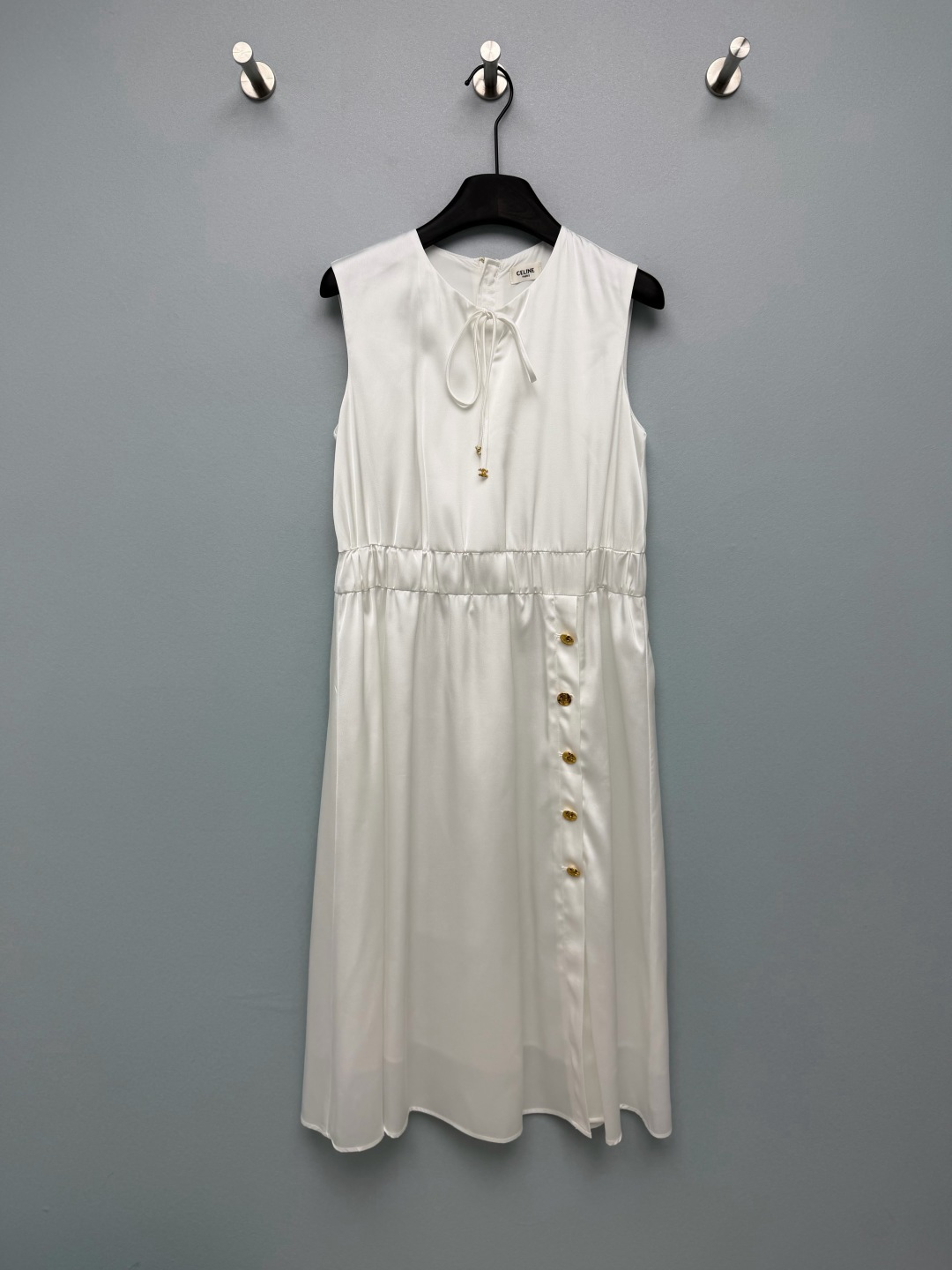 NO:856503,CELIN*26 new sleeveless A-line midi dress  The lace-up design on the neckline is matched with the brand's iconic metal Triomphe Arc de Triomphe ornaments, which is low-key and recognizable, adding a sense of sophistication to the overall look. The elastic shirring design on the waist can be adjusted freely, easily optimizing the waist-to-hip ratio. The drape satin fabric has a soft luster, feels silky and skin-friendly, and the upper body hangs down smoothly without touching the flesh, which is gentle and noble. The metal buttons on the side of the skirt can be untied to form a slit design, adding a sense of hierarchy!  Single color size 3 SML, Celine-clothing, celine, celine, skirts,19860909CELIN*26新款无袖A字中长连衣裙 领口的系带设计搭配品牌标志性的金属Triomphe凯旋门挂饰,低调又有辨识度,为整体造型增添了精致感.腰部松紧抽褶设计可自由调节,轻松优化腰臀比例,选用垂坠感缎面面料,自带柔和光泽感,触感丝滑亲肤,上身垂顺不贴肉,温柔又显贵.裙身侧面的金属纽扣装饰,既可以解开形成开叉设计,增加层次感！单色3码SML,赛琳-服装,celine,celine,skirts,,Women's clothing