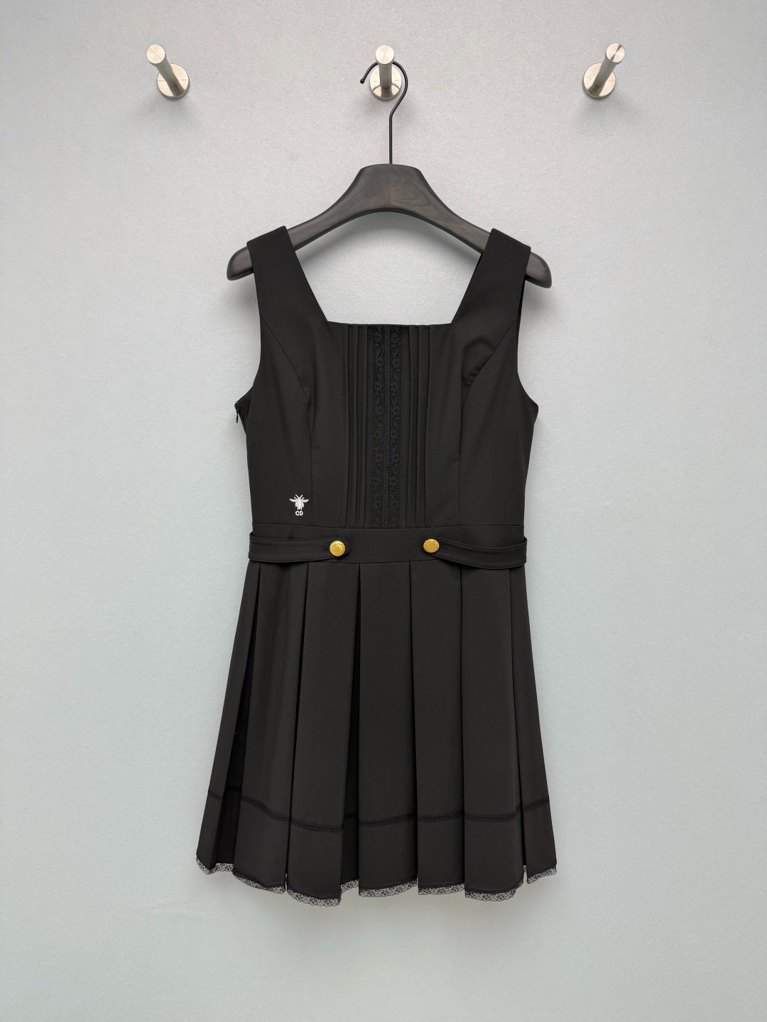 NO:856462,Dio*26's new square-neck waisted pleated short suspender skirt is neatly cut to outline the waist, and the pleated skirt has a fluffy feel. The lace splicing and pleated design on the chest add a sense of sophistication and a retro atmosphere. The bee embroidery on the waist is matched with the CD logo, which is low-key and recognizable. The golden buttons on the belt are the finishing touch, adding a sense of nobility. The lace details on the skirt add a sweet and cool atmosphere to the overall look!  Monochrome size 3 SML, Dior-clothing, dior, dior, skirts,19860909Dio*26新款方领收腰百褶短款背带裙 利落剪裁勾勒腰身,百褶裙摆自带蓬松感,胸前的蕾丝拼接与压褶设计,增添了精致感和复古氛围.腰侧的蜜蜂刺绣搭配CD标识,低调又有辨识度,腰带部分的金色纽扣是点睛之笔,贵气感拉满.裙摆的蕾丝包边细节,为整体造型增添了一丝甜酷氛围！单色3码SML,迪奥-服装,dior,dior,skirts,,Women's clothing