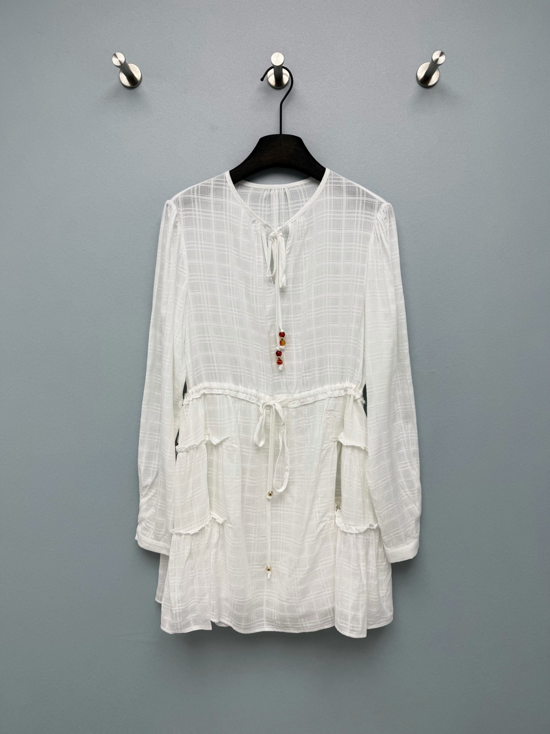 NO:856527,Burberr*26 new cotton dress. The amber beaded laces at the neckline and waist are the finishing touch. It is retro and gentle, adding a sense of sophistication to the overall look. The multi-layered fungus stitching design on the skirt is fluffy, smart and playful, and the embroidered logo on the body is low-key and recognizable, with a full sense of detail. The textured dark plaid fabric is used, with a slight sense of transparency, and the French pastoral flavor is instantly there!  2 colors and 3 codes SML, Burberry-clothing, burberry, skirts,19860909Burberr*26新款棉布连衣裙 领口和腰头的琥珀串珠系带是点睛之笔,复古又温柔,为整体造型增添了精致感.裙摆的多层木耳边拼接设计,自带蓬松感,灵动俏皮,衣身的刺绣logo低调又有辨识度,细节感拉满.选用肌理感暗格纹面料,自带轻微通透感,法式田园那味儿瞬间就有了！2色3码SML,博柏利-服装,burberry,skirts,,Women's clothing