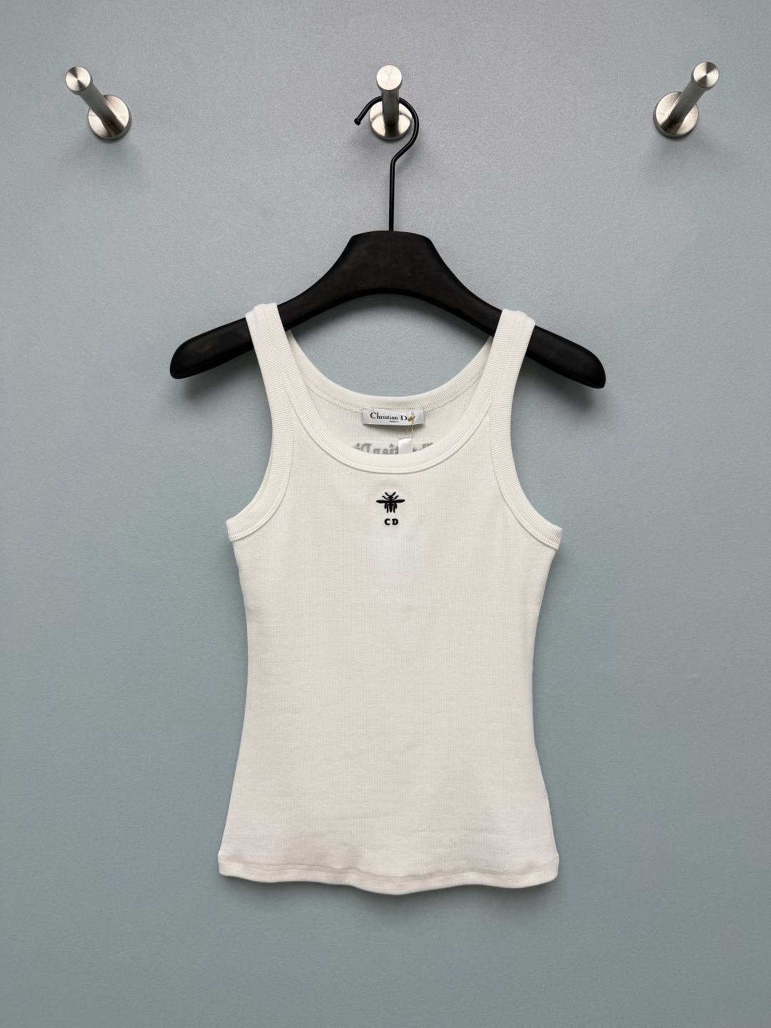 NO:856491,Dio* 26 new vest top American hot girl basic style ceiling!  The slim fit makes you look slimmer and taller, and the wide shoulder straps can also hide your body fat!  The little bee embroidery on the chest is low-key and recognizable, adding a touch of sophistication to the basic style. It is simple and not monotonous. It is made of high-elastic knitted fabric, which is soft and skin-friendly, breathable and not sweaty. It has a clean fit and a college feel. It is a versatile item that can be worn alone or layered, and it is easy to maintain a simple and high-end look!  2 colors and 3 codes SML, Dior-clothing, dior, dior,19860909Dio* 26新款背心上衣 美式辣妹基础款天花板！修身版型,显瘦又显高,宽肩带还能藏住拜拜肉！胸前的小蜜蜂刺绣低调又有辨识度,为基础款增添了一丝精致感,简约不单调.采用高弹针织面料,柔软亲肤,透气不闷汗,自带clean fit与学院感,是叠穿/单穿的万能单品,轻松拿捏简约高级感！2色3码SML,迪奥-服装,dior,dior,,Women's clothing
