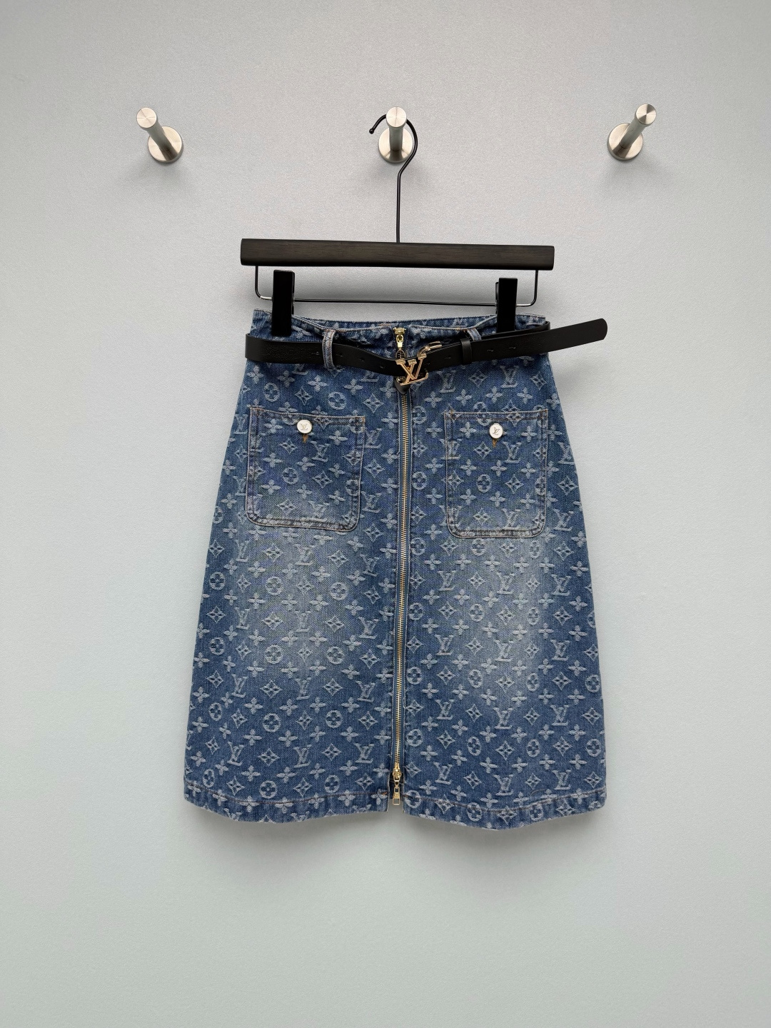 NO:856472,Louis Vuitto*26 new Monogram jacquard denim skirt with retro filter. The washed blue tone is gentle and high-end, the fabric is crisp and stylish, and the texture is amazing!  The high-waisted A-line version is super friendly to pear-shaped figures, easily hides the flesh and makes the legs look longer. The full-width zipper and letter metal buckle belt details on the front directly add to the charm, making it low-key yet noble!  The large pockets on both sides are matched with white metal snap buttons, which restore the details of retro workwear style. They are practical and decorative. The Monogram jacquard on the skirt is low-key and noble. The more you look at it, the more it tastes!  Solid color size 3 SML,Louis Vuitton-clothing,louis vuitton,louis vuitton,skirts,19860909Louis Vuitto*26新款自带复古滤镜的Monogram提花牛仔半裙 水洗蓝调温柔又高级,面料挺括有型,质感绝了！高腰A字版型对梨形身材超友好,轻松藏肉又显腿长,正面的全幅拉链和字母金属扣皮带细节直接封神,低调又显贵！两侧的大口袋搭配白色金属按扣,还原复古工装风细节,实用又有装饰性,裙身的Monogram提花低调又显贵,越看越有味道！单色3码SML,路易威登-服装,louis vuitton,louis vuitton,skirts,,Women's clothing