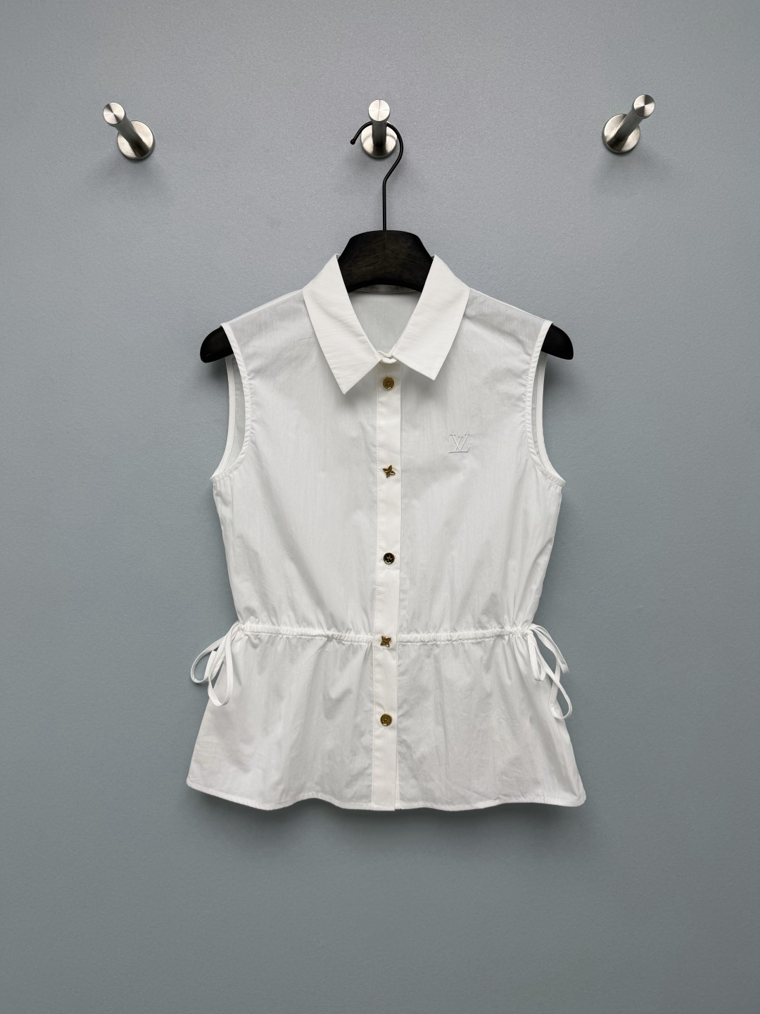 NO:856483,Louis Vuitto*26 new lapel vest top. This summer's natal sleeveless shirt is made of cotton blended fabric with a soft light filter. It is refreshing and breathable, and the upper body is super comfortable!  The waist-cinching drawstring design is super friendly to all body types, easily hides the flesh and shows off the proportions. The metal four-leaf clover button on the placket and the letter embroidery details on the chest directly add to the charm, making it low-key yet noble!  The white color is gentle and age-reducing, while the light blue color is fresh and versatile. Paired with jeans, it looks like a casual sweet girl. Paired with a suit, it instantly transforms into a casual and sophisticated style for commuting. It is very suitable for daily wear and work wear. You really can’t live without it in your wardrobe!  2 colors and 3 codes SML,Louis Vuitton-clothing,louis vuitton,louis vuitton,jeans,shirts,business suit,19860909Louis Vuitto*26新款翻领背心上衣 今年夏天的本命无袖衬衫自带柔光滤镜的棉混纺面料,清爽透气,上身超舒服！ 收腰抽绳设计对各种身材都超友好,轻松藏肉又显比例,门襟的金属四叶草纽扣和胸前的字母刺绣细节直接封神,低调又显贵！白色温柔减龄,浅蓝清新百搭,搭配牛仔裤就是休闲甜妹,搭配西装又秒变通勤轻熟风,日常穿、上班穿都超合适,衣柜里真的不能没有它！2色3码SML,路易威登-服装,louis vuitton,louis vuitton,jeans,shirts,business suit,,Women's clothing