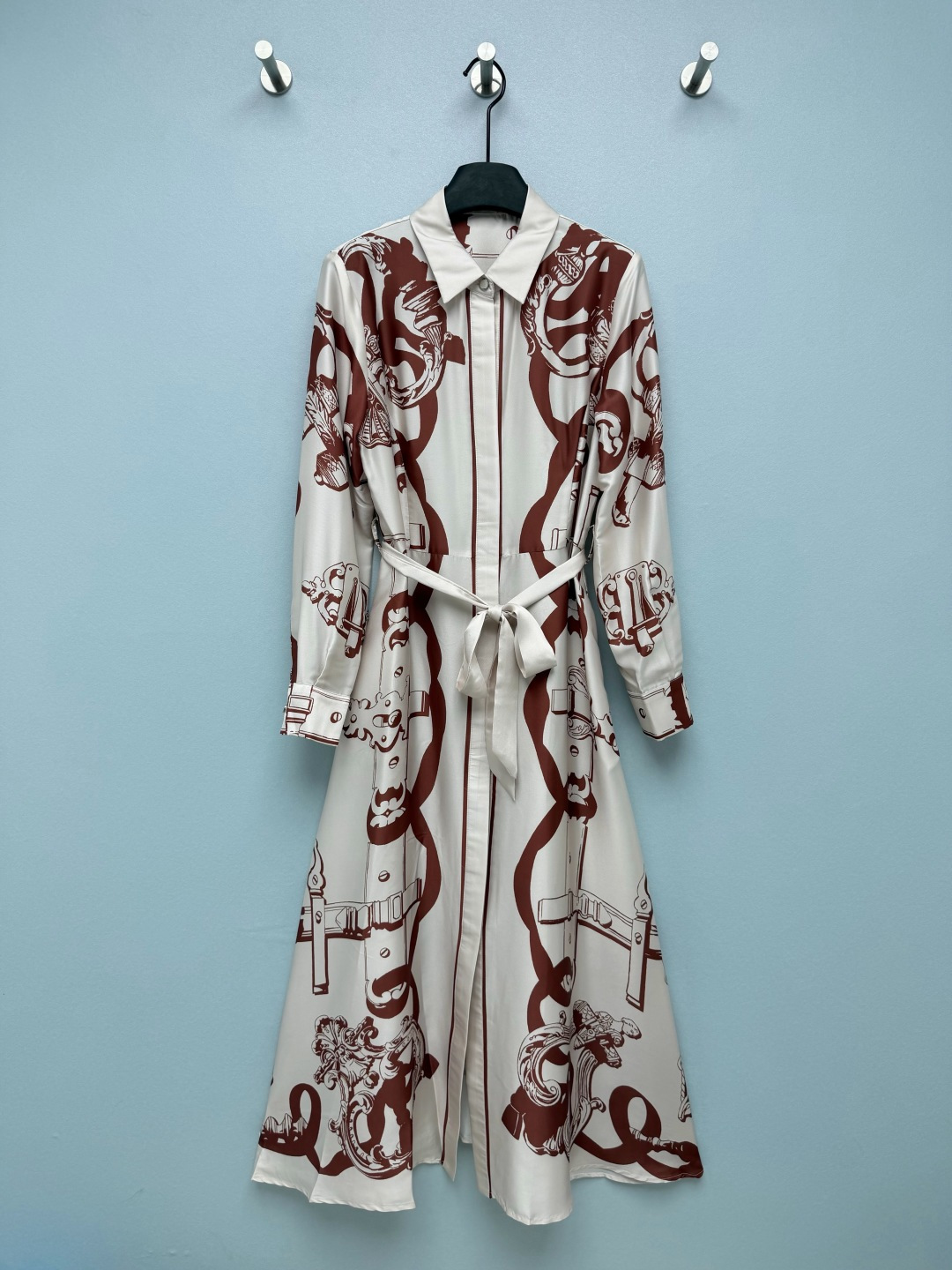 NO:856418,HERME*26's new silk printed lapel long-sleeved dress features retro equestrian prints. The brown harness and floral patterns bring a French retro atmosphere. The color scheme is gentle and high-end, and the more you look at it, the more it tastes. It has French elegance and light retro atmosphere, replicating the artistic texture of big-name silk scarves. It is gentle and noble. The drapey satin fabric is very comfortable on the upper body. The luster in the sun directly makes you feel cool. It is also cool to wear in summer.  The same color contrasting lapel + placket design weakens the complexity of the printing and adds a sense of neatness; the metal buttons are branded, and the cuffs and hem are neatly aligned, showing a sense of quality!  It doesn't look old-fashioned at all, but has a lazy and noble French accent. 13 colors and 4 sizes SMLXL, Hermès-clothing, hermes, hermes, skirts, real silk,19860909HERME*26新款真丝印花翻领长袖连衣裙以复古马术印花,棕色调的马具、花卉图案自带法式复古氛围,配色温柔又高级,越看越有味道.自带法式优雅与轻复古氛围,复刻了大牌丝巾的艺术质感,温柔又显贵 垂坠感缎面面料上身巨舒服,阳光下的光泽感直接封神,夏天穿也冰冰凉凉的 同色系撞色翻领+门襟设计,弱化印花的繁杂感,增加利落感；金属纽扣带有品牌标识,袖口与衣摆的走线工整,尽显品质感！完全不会显老气,反而有种慵懒又贵气的法式腔调 13色4码SMLXL,爱马仕-服装,hermes,hermes,skirts,real silk,,Women's clothing