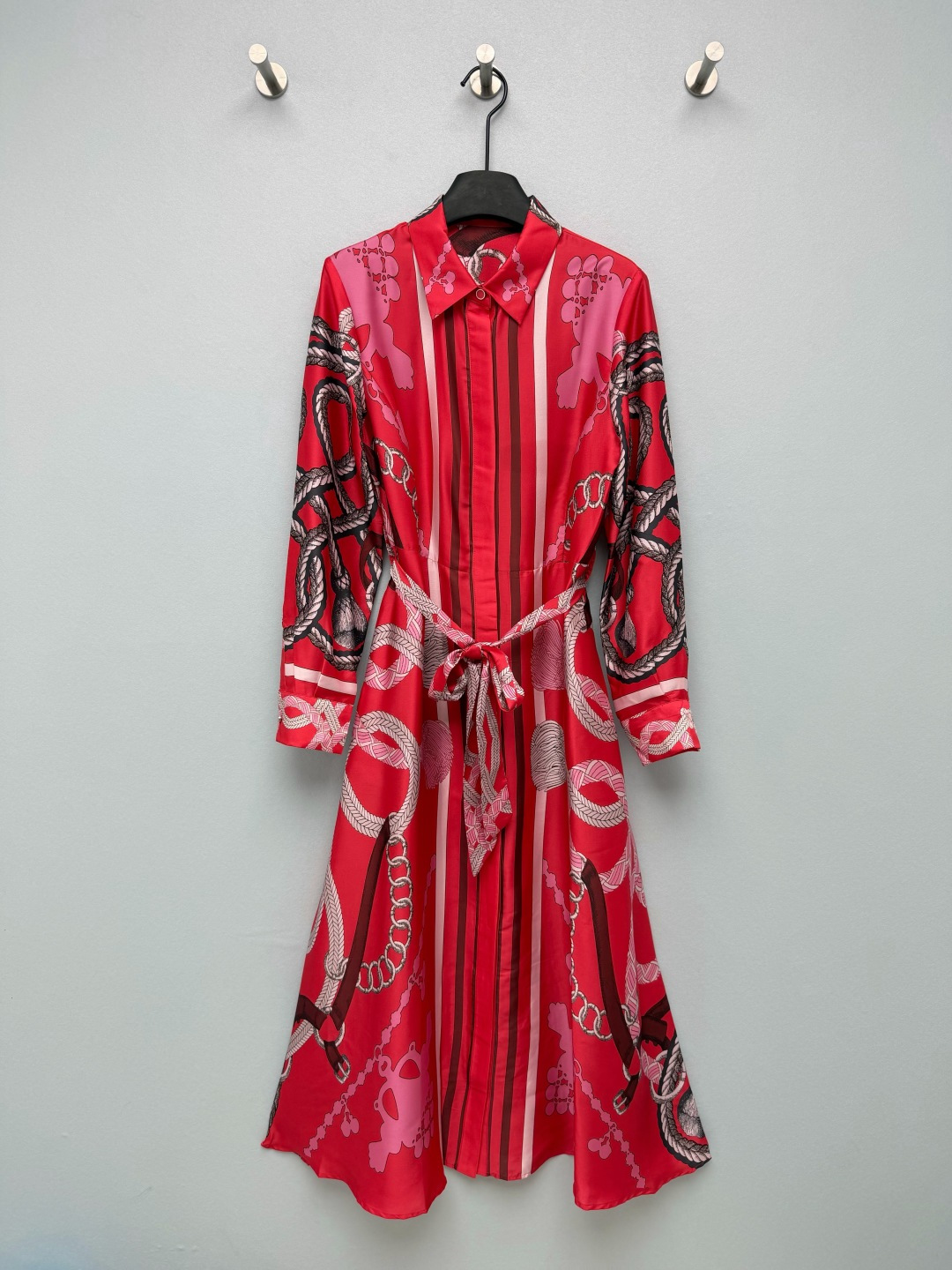 NO:856461,HERME*26's new silk printed lapel long-sleeved dress features a retro equestrian print, with a red base paired with pink and brown harnesses and knot patterns. It has a French retro atmosphere. The colors are bright and high-end, and it has a high rate of return. It has a French elegance and light retro atmosphere, replicating the artistic texture of big-name silk scarves. It is gentle and noble. The drapey satin fabric is very comfortable on the upper body, and the luster in the sun is directly inspiring. It is also cool to wear in summer.  The same color contrasting lapel + placket design weakens the complexity of the printing and adds a sense of neatness; the metal buttons are branded, and the cuffs and hem are neatly aligned, showing a sense of quality!  It doesn't look old-fashioned at all, but has a lazy and noble French accent. 13 colors and 4 sizes SMLXL, Hermès-clothing, hermes, hermes, skirts, real silk,19860909HERME*26新款真丝印花翻领长袖连衣裙以复古马术印花,红底搭配粉、棕色调的马具、绳结图案,自带法式复古氛围,配色明艳又高级,回头率超高.自带法式优雅与轻复古氛围,复刻了大牌丝巾的艺术质感,温柔又显贵 垂坠感缎面面料上身巨舒服,阳光下的光泽感直接封神,夏天穿也冰冰凉凉的 同色系撞色翻领+门襟设计,弱化印花的繁杂感,增加利落感；金属纽扣带有品牌标识,袖口与衣摆的走线工整,尽显品质感！完全不会显老气,反而有种慵懒又贵气的法式腔调 13色4码SMLXL,爱马仕-服装,hermes,hermes,skirts,real silk,,Women's clothing