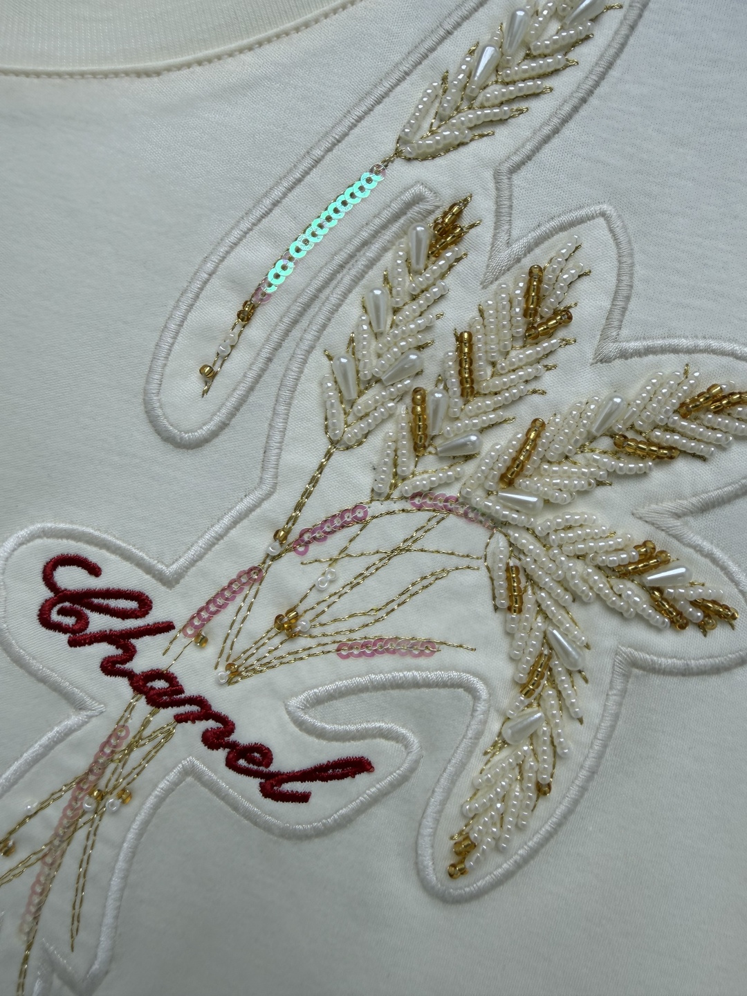 🔥🔥chan*l26新款🌾 米色麦穗刺绣短袖T恤 胸前精致麦穗刺绣，采用珍珠、金珠、亮片和金线手工缝制，