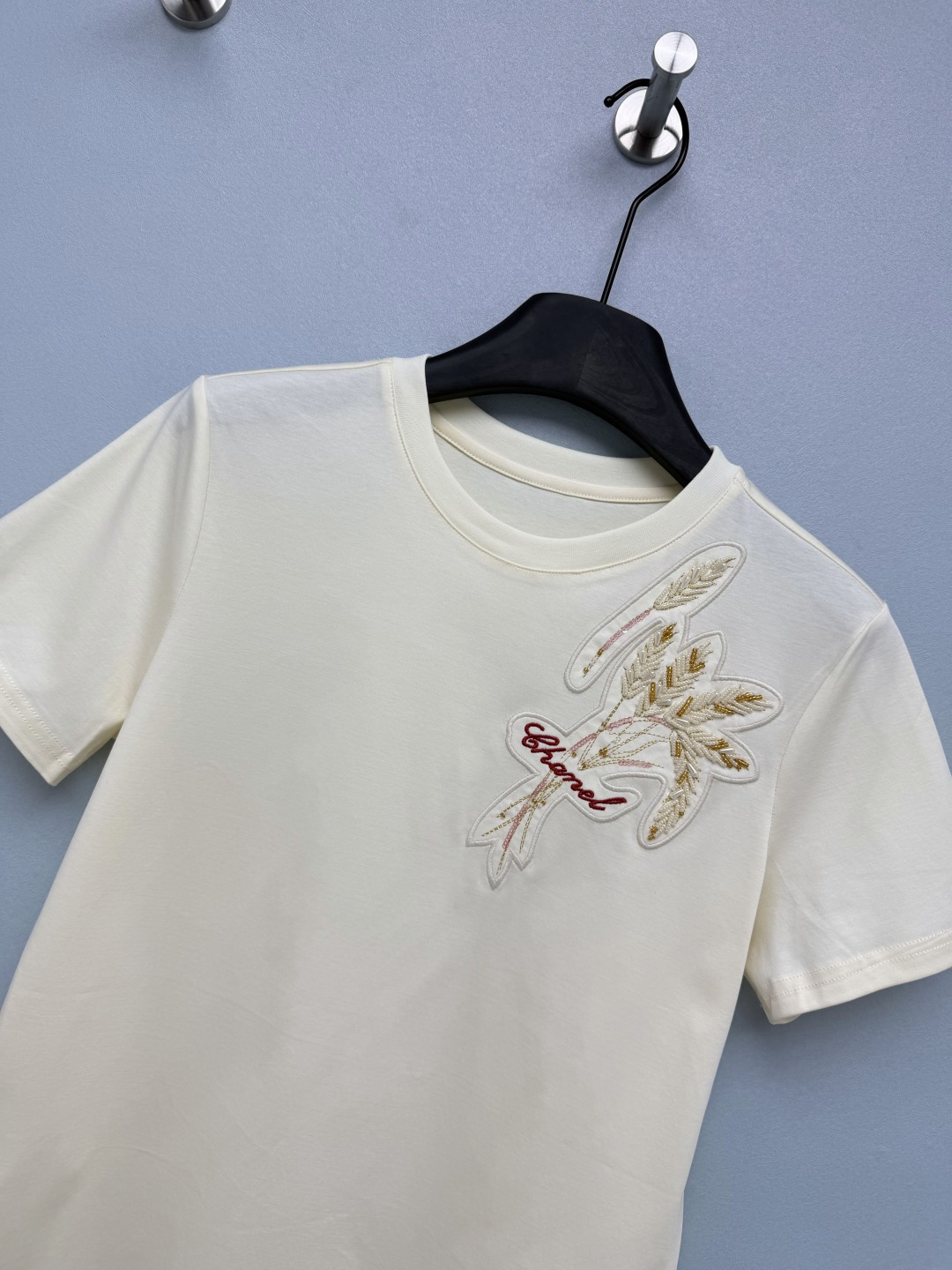 🔥🔥chan*l26新款🌾 米色麦穗刺绣短袖T恤 胸前精致麦穗刺绣，采用珍珠、金珠、亮片和金线手工缝制，
