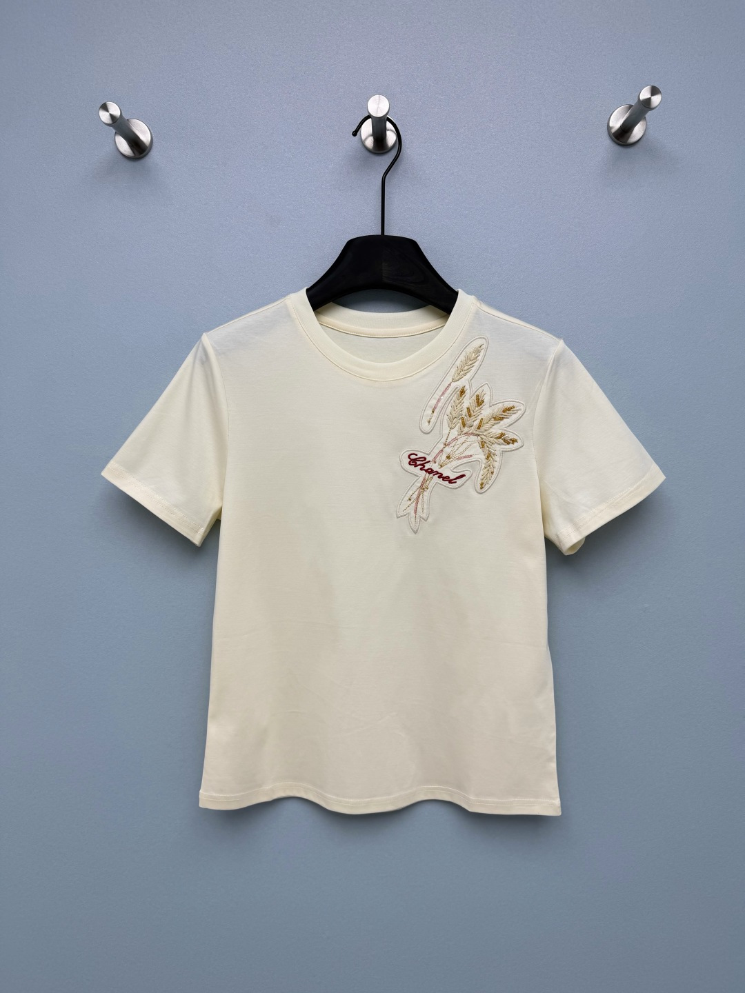 NO:856781,chan*l26 new beige wheat ear embroidered short-sleeved T-shirt. The delicate wheat ear embroidery on the chest is hand-sewn with pearls, gold beads, sequins and gold threads. It is full of details and comes with a noble filter. It is paired with brand letter embroidery, which is low-key and recognizable. The basic round neck + fitted slightly loose version, not picky on the figure, the upper body is comfortable and slim, and it is versatile with any bottom. The most popular embroidered T-shirt!  The gentle and noble feeling fills you up immediately!  Single color size 3 SML, Chanel-clothing, chanel, chanel, T-shirt, tees, t-shirt,19860909chan*l26新款 米色麦穗刺绣短袖T恤 胸前精致麦穗刺绣,采用珍珠、金珠、亮片和金线手工缝制,细节感拉满,自带贵气滤镜；搭配品牌字母刺绣,低调又有辨识度.基础圆领+合身微宽松版型,不挑身材,上身舒适显瘦,搭配任何下装都很百搭.被问爆的刺绣T恤！温柔贵气感直接拉满！单色3码SML,香奈儿-服装,chanel,chanel,T-shirt,tees，t-shirt,,Women's clothing