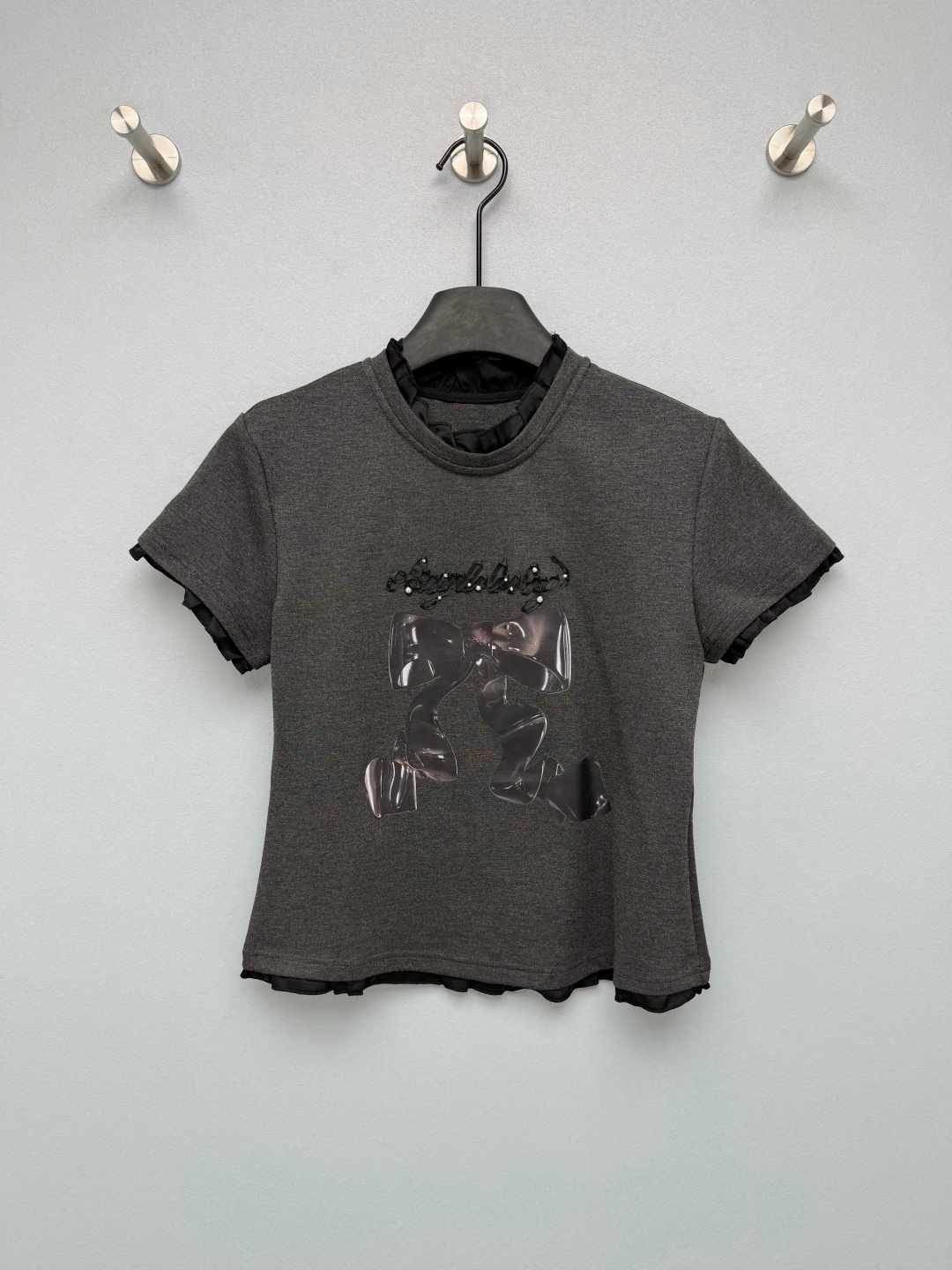 NO:856748,chan*l 26 new bow print short T-shirt top  The fungus-edged neckline and cuffs bring a gentle atmosphere, and the high-elastic and skin-friendly knitted fabric is soft, breathable, and elastic, making the upper body comfortable and slimming. The 3D textured bow print on the chest, with ribbon letter embroidery and pearl embellishment, is full of details. The white model is clear and sweet, and the black model is sweet and cool. Both models are versatile. They look great with any pair of high-waisted pants. You must keep a sweet and spicy T-shirt in your wardrobe!  2 colors and 3 codes SML, Chanel-clothing, chanel, chanel, tees, t-shirt,19860909chan*l 26新款蝴蝶结印花短款T恤上衣 木耳边领口和袖口,自带温柔氛围感,高弹亲肤针织面料,柔软透气,自带弹力,上身舒适又显瘦；胸前3D质感蝴蝶结印花,搭配缎带字母刺绣+珍珠点缀,细节感拉满.白色款清透甜妹,黑色款甜酷辣妹,两款都巨百搭,随便搭条高腰裤都超好看,衣柜里必须留一件的甜辣神T！2色3码SML,香奈儿-服装,chanel,chanel,tees，t-shirt,,Women's clothing