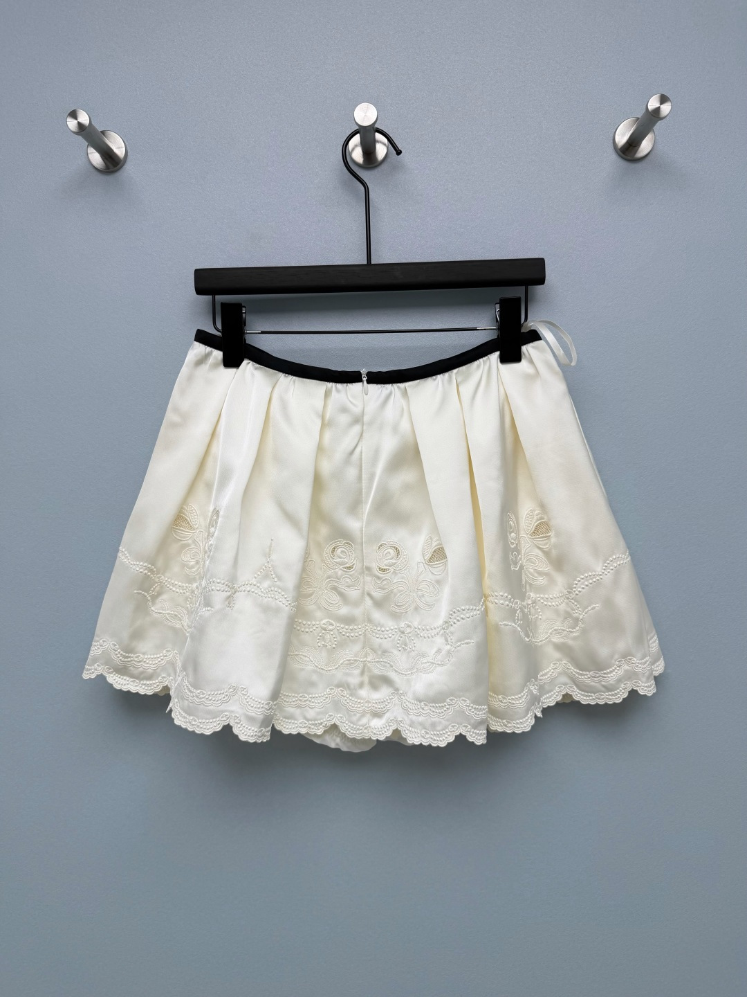 NO:856726,chan*l26 new rose embroidered satin puffy skirt  The high-waisted A-line tutu skirt has a built-in 'head-shoulder ratio cheat' effect. The pleat design at the waist and abdomen can easily hide the flesh. It is paired with the built-in safety pants design to solve the concern of exposure. The high-gloss satin fabric has a soft focus and soft light feel, is smooth and skin-friendly, and is not easy to wrinkle.  And the drape is good; the skirt has exquisite rose embroidery, the hollowing out + overlocking process is exquisite and three-dimensional, and the lace hem adds retro sweet elements. The waist bow + rose button decoration adds a full sense of sophistication; available in black and white, the off-white version is gentle and pure, and the black version is sweet and cool!  2 colors and 3 codes SML, Chanel-clothing, chanel, chanel, skirts,19860909chan*l26新款玫瑰刺绣缎面蓬蓬短裙 高腰A字蓬蓬裙版型,自带“头肩比作弊器”效果,腰腹处的褶皱设计能轻松藏肉,搭配自带的安全裤设计,解决走光顾虑,高光泽缎面面料,自带柔焦柔光感,触感顺滑亲肤,不易皱且垂坠感佳；裙身精致玫瑰刺绣,镂空+锁边工艺细腻立体,花边下摆增添复古甜美元素.腰头蝴蝶结+玫瑰纽扣装饰,精致感拉满；黑白两色可选,米白款温柔纯欲,黑色款甜酷贵气！2色3码SML,香奈儿-服装,chanel,chanel,skirts,,Women's clothing