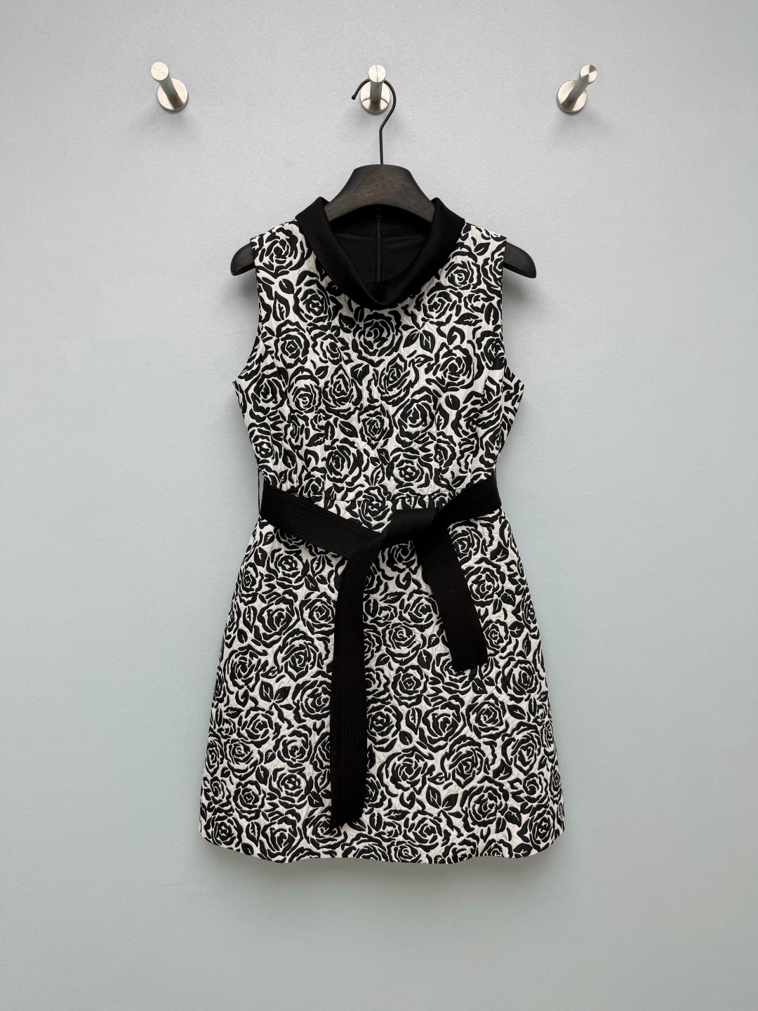 NO:856801,CURIE*26's new contrasting lapel sleeveless dress is an elegant and eye-catching dress made of rose jacquard fabric with texture. It is high-end and unobtrusive, with a crisp texture that is not easy to wrinkle. The upper body has a soft light filter. The metal buckle on the neckline is low-key and exquisite. The same-color belt can be freely adjusted to strengthen the waistline and make the overall shape more neat. The contrasting lapel + waist A-line version directly optimizes the head-to-shoulder ratio and waist-to-hip ratio, hiding all the flesh!  Pair it with a belt of the same color to tightly pinch the waistline. Even a small person can wear it to look tall. It is bright and eye-catching for a date, and smart and elegant for commuting. It is a versatile style that must be kept in the wardrobe ~ The custom metal logo brand on the back neckline is full of tones ~ 4 colors and 3 sizes SML, women's clothing, skirts,19860909CURIE*26新款撞色翻领无袖连衣裙 贵气吸睛本命裙 自带肌理感的玫瑰提花面料 高级又不张扬,质感挺括不易皱,上身自带柔光滤镜.领口金属饰扣点缀,低调又精致；同色系腰带可自由调节,强化腰线,让整体造型更显利落.撞色翻领+收腰A字版型,直接优化头肩比和腰臀比,肉肉全藏住！搭配同色系腰带把腰线狠狠掐住,小个子也能穿出高挑感,约会穿明艳又吸睛,通勤穿干练又气质,衣柜里必须留一条的百搭款～后领口的定制金属logo品牌调性拉满~4色3码SML,女装,skirts,,Women's clothing
