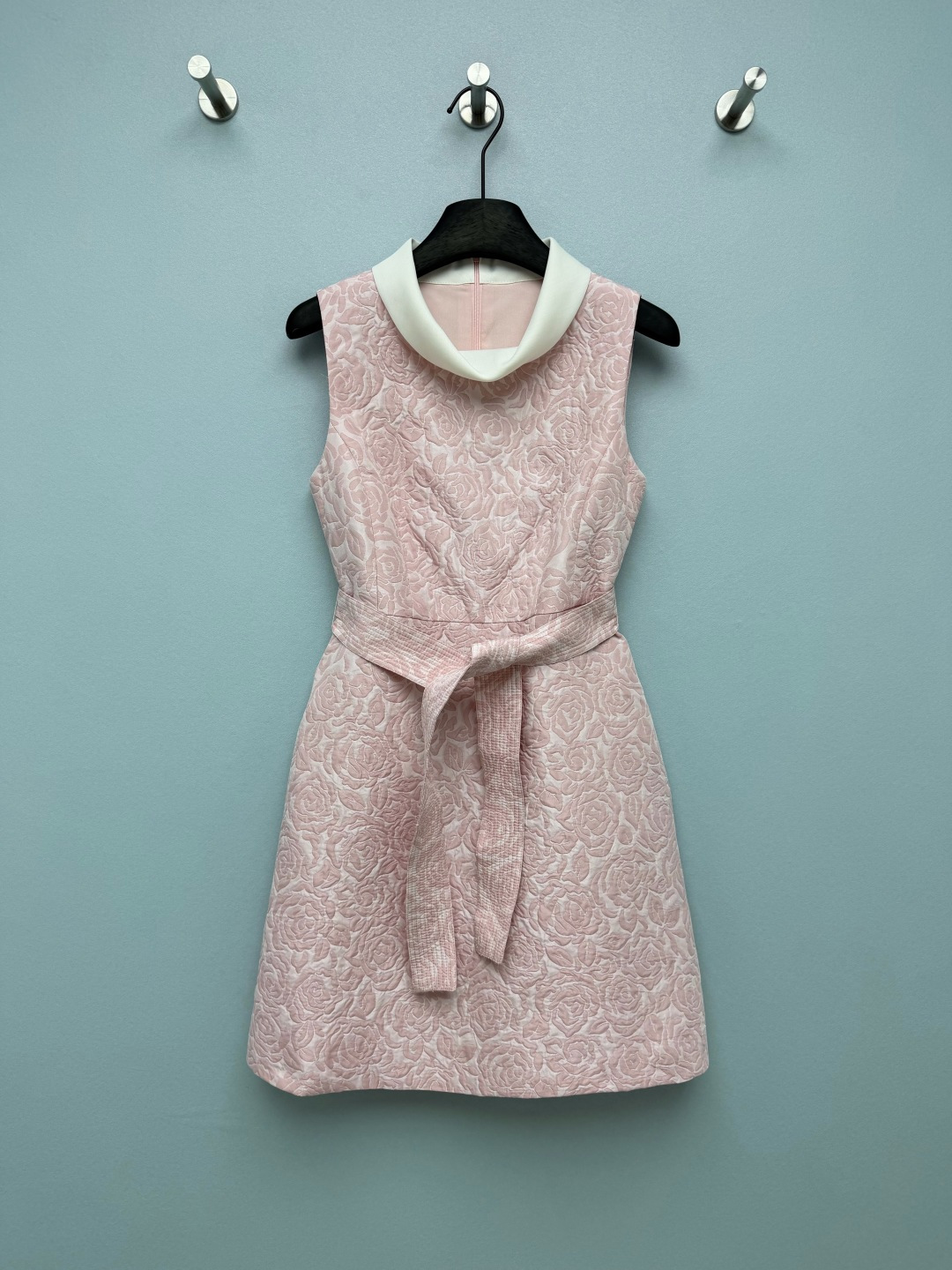 NO:856782,CURIE*26's new contrasting lapel sleeveless dress is an elegant and eye-catching dress made of rose jacquard fabric with texture. It is high-end and unobtrusive, with a crisp texture that is not easy to wrinkle. The upper body has a soft light filter. The metal buckle on the neckline is low-key and exquisite. The same-color belt can be freely adjusted to strengthen the waistline and make the overall shape more neat. The contrasting lapel + waist A-line version directly optimizes the head-to-shoulder ratio and waist-to-hip ratio, hiding all the flesh!  Pair it with a belt of the same color to tightly pinch the waistline. Even a small person can wear it to look tall. It is bright and eye-catching for a date, and smart and elegant for commuting. It is a versatile style that must be kept in the wardrobe ~ The custom metal logo brand on the back neckline is full of tones ~ 4 colors and 3 sizes SML, women's clothing, skirts,19860909CURIE*26新款撞色翻领无袖连衣裙 贵气吸睛本命裙 自带肌理感的玫瑰提花面料 高级又不张扬,质感挺括不易皱,上身自带柔光滤镜.领口金属饰扣点缀,低调又精致；同色系腰带可自由调节,强化腰线,让整体造型更显利落.撞色翻领+收腰A字版型,直接优化头肩比和腰臀比,肉肉全藏住！搭配同色系腰带把腰线狠狠掐住,小个子也能穿出高挑感,约会穿明艳又吸睛,通勤穿干练又气质,衣柜里必须留一条的百搭款～后领口的定制金属logo品牌调性拉满~4色3码SML,女装,skirts,,Women's clothing