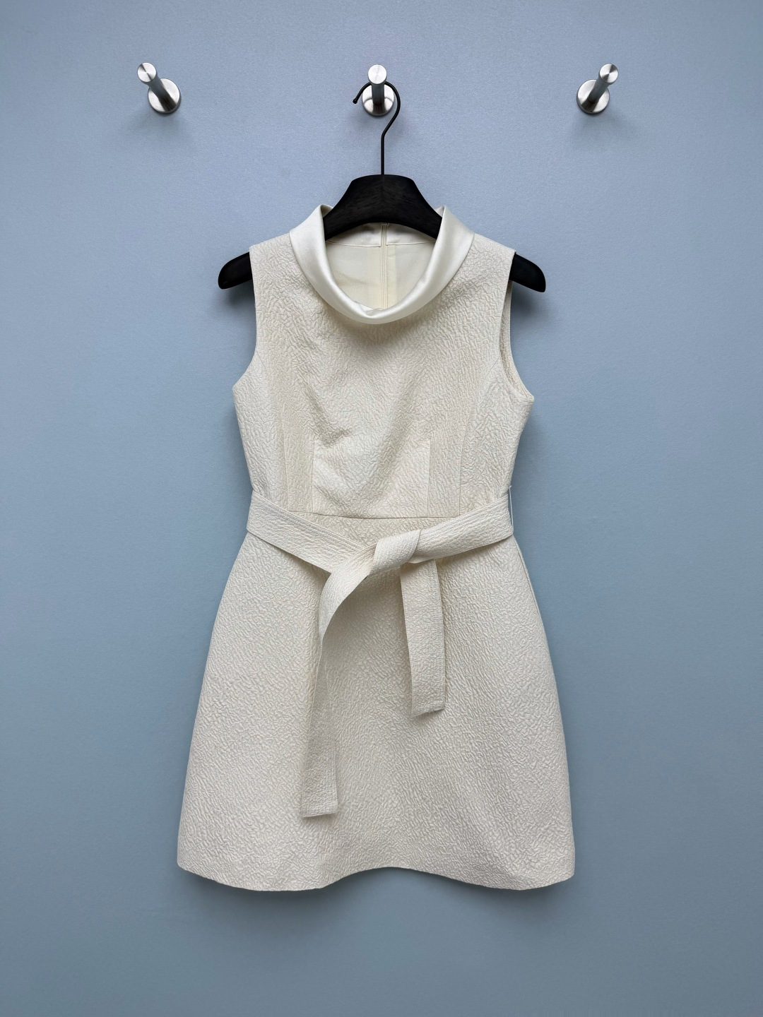 NO:856760,CURIE*26 new contrasting color lapel sleeveless dress, noble and eye-catching natal skirt  Off-white textured jacquard fabric has a delicate dark grain luster, which is high-end and unobtrusive. The texture is stiff and not easy to wrinkle, and the upper body has a soft light filter. The metal buckle on the neckline is low-key and delicate. The same-color belt can be freely adjusted to strengthen the waistline and make the overall shape more neat. The contrasting lapel + waist-cinching A-line version directly optimizes the head-to-shoulder ratio and waist-to-hip ratio, hiding all the flesh!  Pair it with a belt of the same color to tightly pinch the waistline. Even a small person can wear it to look tall. It is bright and eye-catching for a date, and smart and elegant for commuting. It is a versatile style that must be kept in the wardrobe ~ The custom metal logo brand on the back neckline is full of tones ~ 4 colors and 3 sizes SML, women's clothing, skirts,19860909CURIE*26新款撞色翻领无袖连衣裙 贵气吸睛本命裙 米白色肌理提花面料,自带细腻暗纹光泽,高级又不张扬,质感挺括不易皱,上身自带柔光滤镜.领口金属饰扣点缀,低调又精致；同色系腰带可自由调节,强化腰线,让整体造型更显利落.撞色翻领+收腰A字版型,直接优化头肩比和腰臀比,肉肉全藏住！搭配同色系腰带把腰线狠狠掐住,小个子也能穿出高挑感,约会穿明艳又吸睛,通勤穿干练又气质,衣柜里必须留一条的百搭款～后领口的定制金属logo品牌调性拉满~4色3码SML,女装,skirts,,Women's clothing