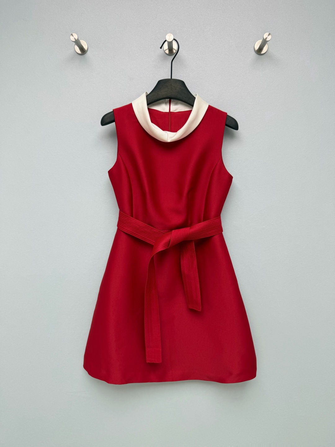 NO:856771,CURIE*26 new contrasting color lapel sleeveless dress, luxurious and eye-catching natal skirt, high-grade satin texture fabric, drapey and crisp, with a soft light filter on the back of the upper body, even yellow-skinned sisters can easily hold it!  The contrasting color lapel + waist-cinching A-line version directly optimizes the head-to-shoulder ratio and waist-to-hip ratio, hiding all the flesh!  Pair it with a belt of the same color to tightly pinch the waistline. Even a small person can wear it to look tall. It is bright and eye-catching for a date, smart and elegant for commuting. It is a versatile style that must be kept in the wardrobe ~ The custom metal logo brand on the back neckline is full of tones ~ Monochrome size 3 SML, women's clothing, skirts,19860909CURIE*26新款撞色翻领无袖连衣裙 贵气吸睛本命裙 高定级缎面质感面料,垂坠又挺括,上身后自带柔光滤镜,黄皮姐妹也能轻松hold住！撞色翻领+收腰A字版型,直接优化头肩比和腰臀比,肉肉全藏住！搭配同色系腰带把腰线狠狠掐住,小个子也能穿出高挑感,约会穿明艳又吸睛,通勤穿干练又气质,衣柜里必须留一条的百搭款～后领口的定制金属logo品牌调性拉满~单色3码SML,女装,skirts,,Women's clothing