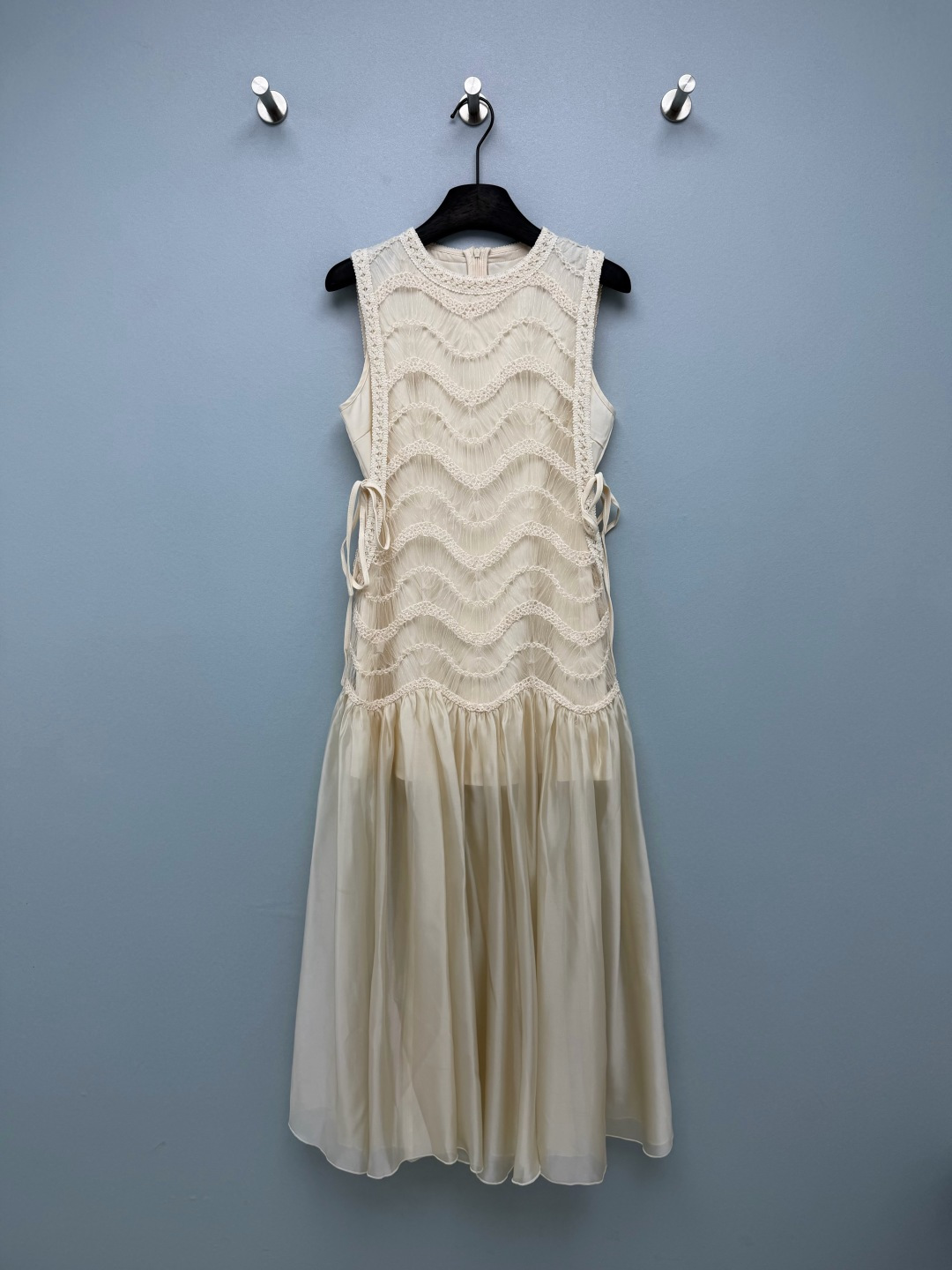 NO:856749,valentin*26 new lace crocheted mesh sleeveless long skirt, full of gentle fairy atmosphere  The upper body is made of exquisite wavy lace + micro-glitter mesh, full of details; the lower body is draped organza, which is light, transparent and textured, with its own soft light filter, gentle and high-end. It has its own elegant atmosphere and is full of fairy spirit when walking. The sleeveless round neck design is gentle and not shoulder-heavy. It directly welds the 'gentle fairy spirit' on the body~Single color 3 size SML, Valentino-clothing, valentino, valentino, skirts,19860909valentin*26新款蕾丝钩花网纱无袖长裙 温柔仙气氛围感拉满 上半身采用精致波浪蕾丝+微闪网纱,细节感拉满；下半身垂坠感欧根纱,轻薄通透又有质感,自带柔光滤镜,温柔又高级.自带飘逸氛围感,行走间仙气十足.无袖圆领设计,温柔又不挑肩型.直接把“温柔仙气”焊在身上了～单色3码SML,华伦天奴-服装,valentino,valentino,skirts,,Women's clothing