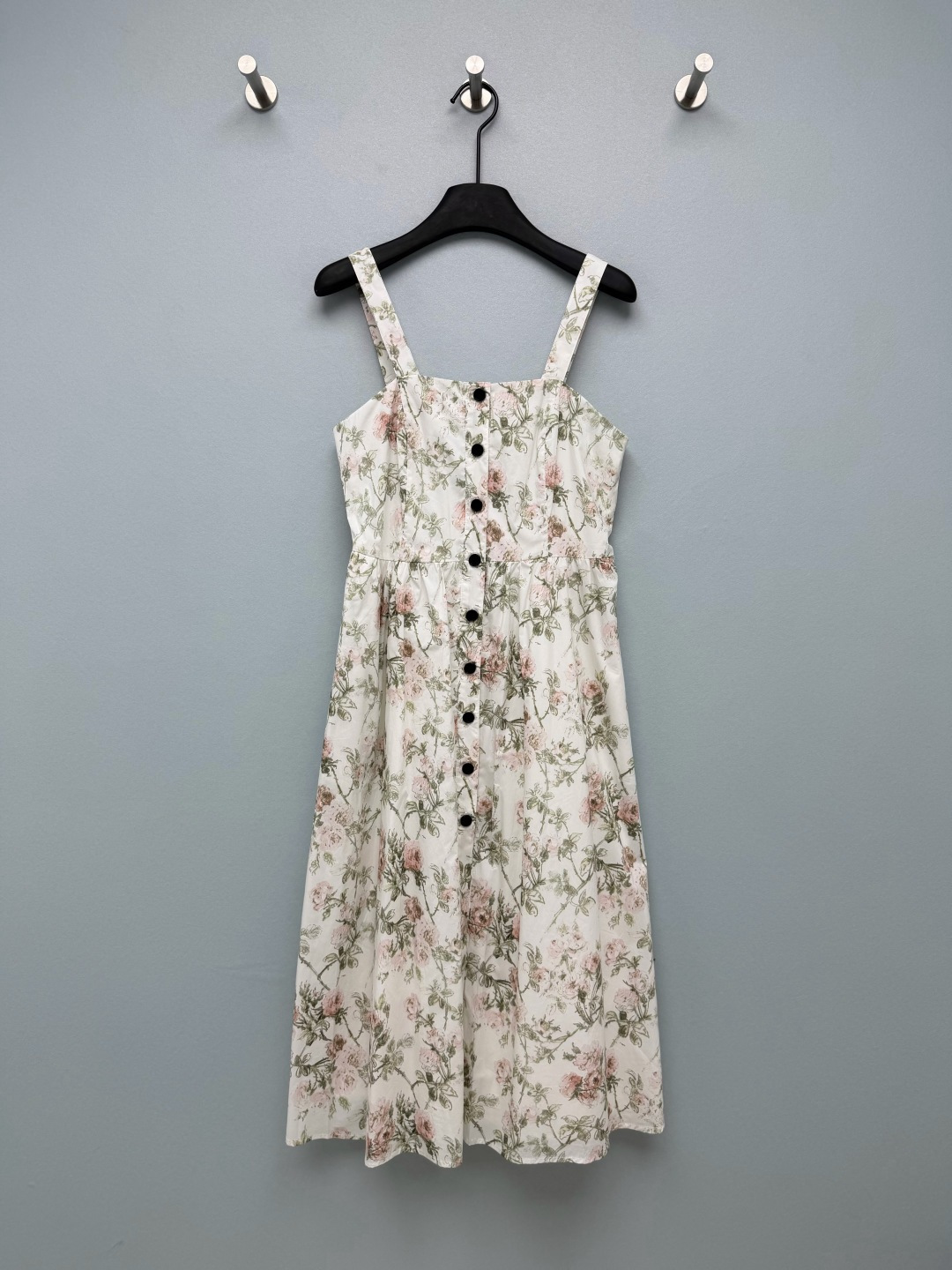 NO:856739,DIO*26 new floral cotton suspender midi dress  The wide shoulder strap design of the square collar modifies the shoulder and neck lines and does not pick up the shoulder shape; the high waistline + A-line mid-length skirt hides the flesh and makes you look slimmer. The refreshing and breathable cotton-like fabric is draped and stylish and is not easy to wrinkle. It has a soft focus texture, which is comfortable and skin-friendly. The 'Purple Butterfly Iris' style is fresh and romantic, with butterfly and iris prints bringing a smart and fairy spirit; the 'Pink Rose' style is gentle and healing, with low saturation pink rose prints that are gentle to the heart!  These two floral skirts directly weld the spring and summer atmosphere to the body ~ 2 colors and 3 sizes SML, Dior-clothing, dior, dior, skirts,19860909DIO*26新款碎花棉布吊带中长连衣裙 方领宽肩带设计,修饰肩颈线条,不挑肩型；高腰线+A字中长裙摆,藏肉显瘦,清爽透气的棉感面料,垂坠有型不易皱,自带柔焦质感,穿着舒适又亲肤.「紫蝶鸢尾」款清新又浪漫,蝴蝶和鸢尾印花自带灵动仙气；「粉玫瑰」款温柔又治愈,低饱和粉玫瑰印花温柔到心巴上！这两条碎花裙直接把春夏氛围感焊在身上了～2色3码SML,迪奥-服装,dior,dior,skirts,,Women's clothing