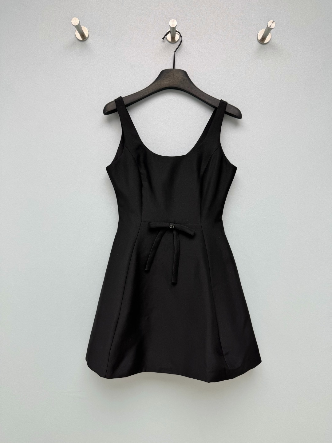 NO:856725,DIO*26 new black square neck waist suspender dress, a classic and timeless slimming tool. Classic square neck + wide shoulder straps, easy to wear right-angled shoulders, high waistline + A-line skirt, hiding all the flesh!  The metal bow detail on the waist is low-key and elegant, simple yet discreet. The little black dress that has been asked a lot!  The ceiling of slimming world!  Monochrome size 3 SML, Dior-clothing, dior, dior, skirts,19860909DIO*26新款黑色方领收腰吊带连衣裙 经典永不过时的显瘦神器 经典方领+宽肩带,轻松穿出直角肩,高腰线+A字裙摆,肉肉全藏住！腰部的金属蝴蝶结细节,低调又显贵,简约中带着小心机.被问爆的小黑裙！显瘦界天花板！单色3码SML,迪奥-服装,dior,dior,skirts,,Women's clothing