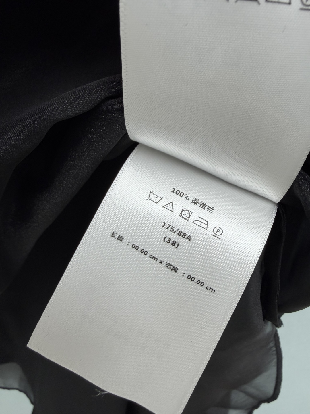 🔥🔥DIO*26新款立领+前襟层叠荷叶边长袖衬衣 自带优雅法式感,宽松微透廓形,不挑身材,上身显瘦又飘逸 🔥🔥DIO*26新款立领+前襟层叠荷叶边长袖衬衣 自带优雅法式感,宽松微透廓形,不挑身材,上身显瘦又飘逸