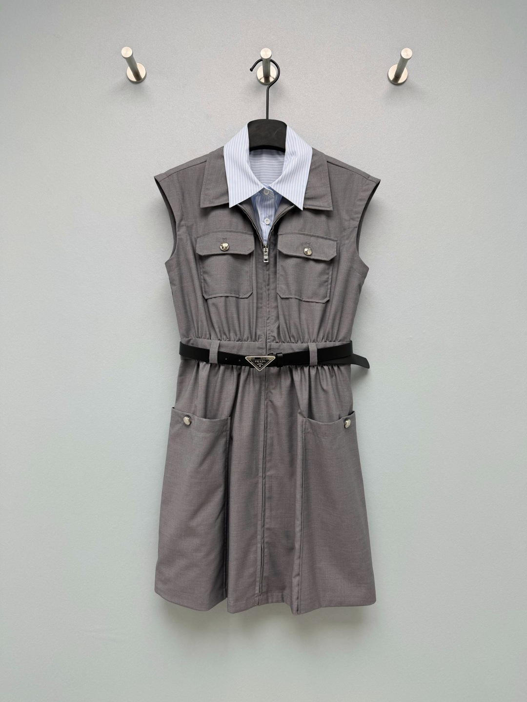 NO:856686,Prad*26 new fake two-piece vest dress, shirt collar + sleeveless work skirt effect, with a neat college feel, high waistline + same color triangle belt, metal snap pocket + front center zipper design, exquisite and practical details. Fake two-piece shirt collar design, with a refreshing college feel, twill fabric is crisp and stylish, the upper body is neat and slim!  The high waistline + triangle belt can directly pinch out the waist and hide all the flesh!  Gray is gentle and intellectual, while navy blue is capable and refreshing. Both models are extremely versatile. They are smart and age-reducing for commuting, refreshing and energetic for daily wear. You must keep a versatile style in your wardrobe!  2 colors and 3 codes SML, Prada-clothing, prada, prada, skirts, shirts,19860909Prad*26新款假两件背心裙 衬衫领+无袖工装裙效果,自带利落学院感 高腰线+同色系三角标腰带,金属按扣口袋+前中拉链设计,细节精致又实用 假两件衬衫领设计,自带清爽学院感,斜纹面料挺括有型,上身利落又显瘦！高腰线+三角标腰带,直接掐出小蛮腰,肉肉全藏住！灰色温柔知性,藏青干练清爽,两款都巨百搭,通勤穿干练又减龄,日常穿清爽又元气,衣柜里必须留一条的百搭款！2色3码SML,普拉达-服装,prada,prada,skirts,shirts,,Women's clothing