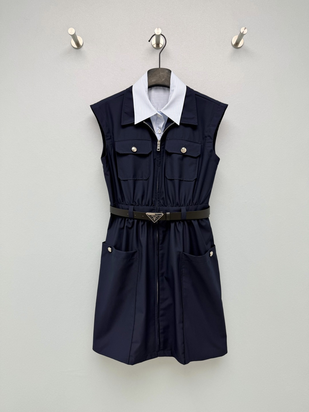 NO:856700,Prad*26 new fake two-piece vest dress, shirt collar + sleeveless work skirt effect, with a neat college feel, high waistline + same color triangle belt, metal snap pocket + front center zipper design, exquisite and practical details. Fake two-piece shirt collar design, with a refreshing college feel, twill fabric is crisp and stylish, the upper body is neat and slim!  The high waistline + triangle belt can directly pinch out the waist and hide all the flesh!  Gray is gentle and intellectual, while navy blue is capable and refreshing. Both models are extremely versatile. They are smart and age-reducing for commuting, refreshing and energetic for daily wear. You must keep a versatile style in your wardrobe!  2 colors and 3 codes SML, Prada-clothing, prada, prada, skirts, shirts,19860909Prad*26新款假两件背心裙 衬衫领+无袖工装裙效果,自带利落学院感 高腰线+同色系三角标腰带,金属按扣口袋+前中拉链设计,细节精致又实用 假两件衬衫领设计,自带清爽学院感,斜纹面料挺括有型,上身利落又显瘦！高腰线+三角标腰带,直接掐出小蛮腰,肉肉全藏住！灰色温柔知性,藏青干练清爽,两款都巨百搭,通勤穿干练又减龄,日常穿清爽又元气,衣柜里必须留一条的百搭款！2色3码SML,普拉达-服装,prada,prada,skirts,shirts,,Women's clothing