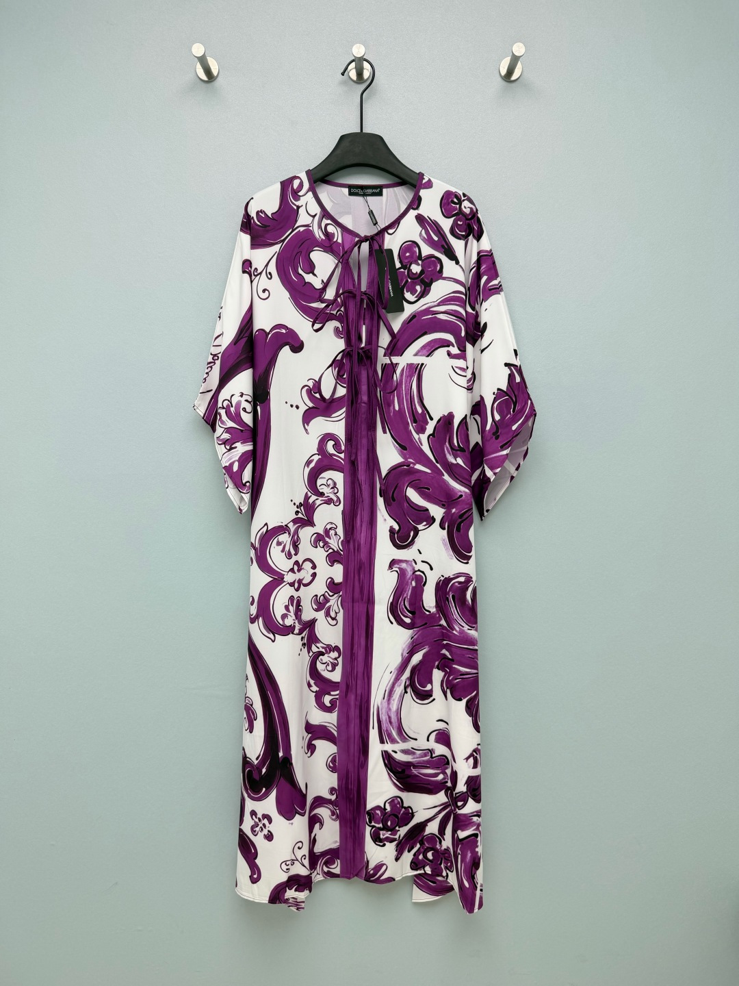 NO:856679,DG26's new purple-toned baroque print loose holiday long skirt fills the lazy and noble atmosphere. The purple-toned baroque art print, the brushwork is retro and romantic, the white and purple contrasting colors are high-end and eye-catching. It comes with a noble filter, and the upper body instantly transforms into a Sicilian style heroine. The loose silhouette + bat sleeve design hides the body without being picky. The draped satin fabric is very comfortable on the upper body and has a soft luster!  The baroque print with white and purple contrasting colors is retro and elegant, making it a great photo-shooter!  Single color size 4 SMLXL, Dolce & Gabbana-clothing, Dolce&Gabbana, skirts,19860909DG26新款紫调巴洛克印花宽松度假长裙 慵懒贵气氛围感拉满 紫调巴洛克艺术印花,笔触复古浪漫,白紫撞色高级又吸睛,自带贵气滤镜,上身秒变西西里风情女主.宽松廓形+蝙蝠袖设计,不挑身材超藏肉,垂坠缎感面料上身巨舒服,自带柔光光泽！白紫撞色的巴洛克印花,复古又贵气,拍照巨出片！单色4码SMLXL,杜嘉班纳-服装,Dolce&Gabbana,skirts,,Women's clothing