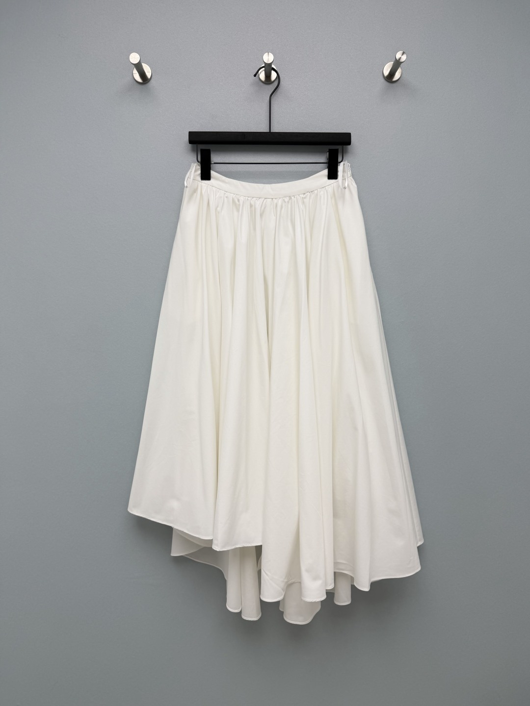 NO:857456,Dio*26 New Irregular Swing Skirt  The design of high waist + short front and long back, irregular hem, brings an elegant and flexible sense of layering when walking, hides the flesh and looks slim, and is friendly to the pear-shaped figure. The loose A-line silhouette does not pick on the shape of the hips and legs, and is very tolerant to the body. The matte fabric with excellent drape is skin-friendly and breathable, not easy to wrinkle and has its own  Soft light texture, both black and white are versatile. Invisible zipper on the side + adjustable lace design, easy to put on and take off, suitable for different waist sizes; loose waistband, not tight, full of comfort ~ 2 colors and 3 sizes SMLB, Dior-clothing, dior, dior, skirts,19860909Dio*26新款不规则大摆半身裙 高腰+前短后长不规则大摆设计,行走间自带飘逸灵动的层次感,藏肉显瘦,梨形身材友好.宽松A字廓形,不挑胯型和腿型,对身材包容性极强.垂坠感极佳的哑光面料,上身亲肤透气,不易皱且自带柔光质感,黑白两色都百搭不出错.侧边隐形拉链+可调节系带设计,穿脱方便,适配不同腰围；宽松腰头不勒肉,舒适度拉满~2色3码SMLB,迪奥-服装,dior,dior,skirts,,Women's clothing