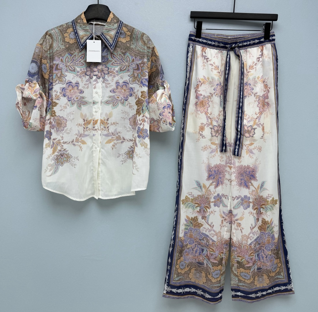 NO:857467,ZIMMERMA*26’s new retro paisley printed shirt + wide-leg pants suit perfectly combines French resort style with a sense of lazy elegance!  It uses milky white as the base color, with purple, blue, and gold paisley and floral prints. The navy blue trim on the collar and trousers outlines a retro silhouette. The overall look is like a gentle French oil painting, with a relaxed and elegant feel. The shirt adopts a lapel + roll-up sleeve design, and is paired with light and breathable fabrics. It can not only create a neat look, but also roll up the sleeves to create a lazy atmosphere.  Wai. The wide-leg pants are designed with a high-waist drawstring, which does not pick up on the waist shape, and has excellent drape. It can easily modify the shape of the legs and change the proportion of 30 to 70 minutes in seconds. The whole set is designed with the same series of prints, which has a strong sense of upper and lower echoes, eliminating the trouble of matching. Even lazy people can easily wear it with a high-end feel~Single color 4 size SMLXLB, Dior-clothing, dior, shirts,19860909ZIMMERMA*26新款复古佩斯利印花衬衫+阔腿裤套装,把法式度假风与慵懒贵气感拿捏得死死的！以奶白为底色,搭配紫、蓝、金三色佩斯利与花卉印花,领口和裤边的藏蓝镶边勾勒出复古轮廓,整体像一幅温柔的法式油画,自带松弛贵气感.衬衫采用翻领+可卷袖设计,搭配轻薄透气的面料,既能打造利落造型,也能卷起袖子营造慵懒氛围.阔腿裤采用高腰抽绳设计,不挑腰型,垂坠感极佳,轻松修饰腿型,秒变三七分比例.整套采用同系列印花设计,上下呼应感强,省去搭配烦恼,懒人也能轻松穿出高级感~单色4码SMLXLB,迪奥-服装,dior,shirts,,Women's clothing