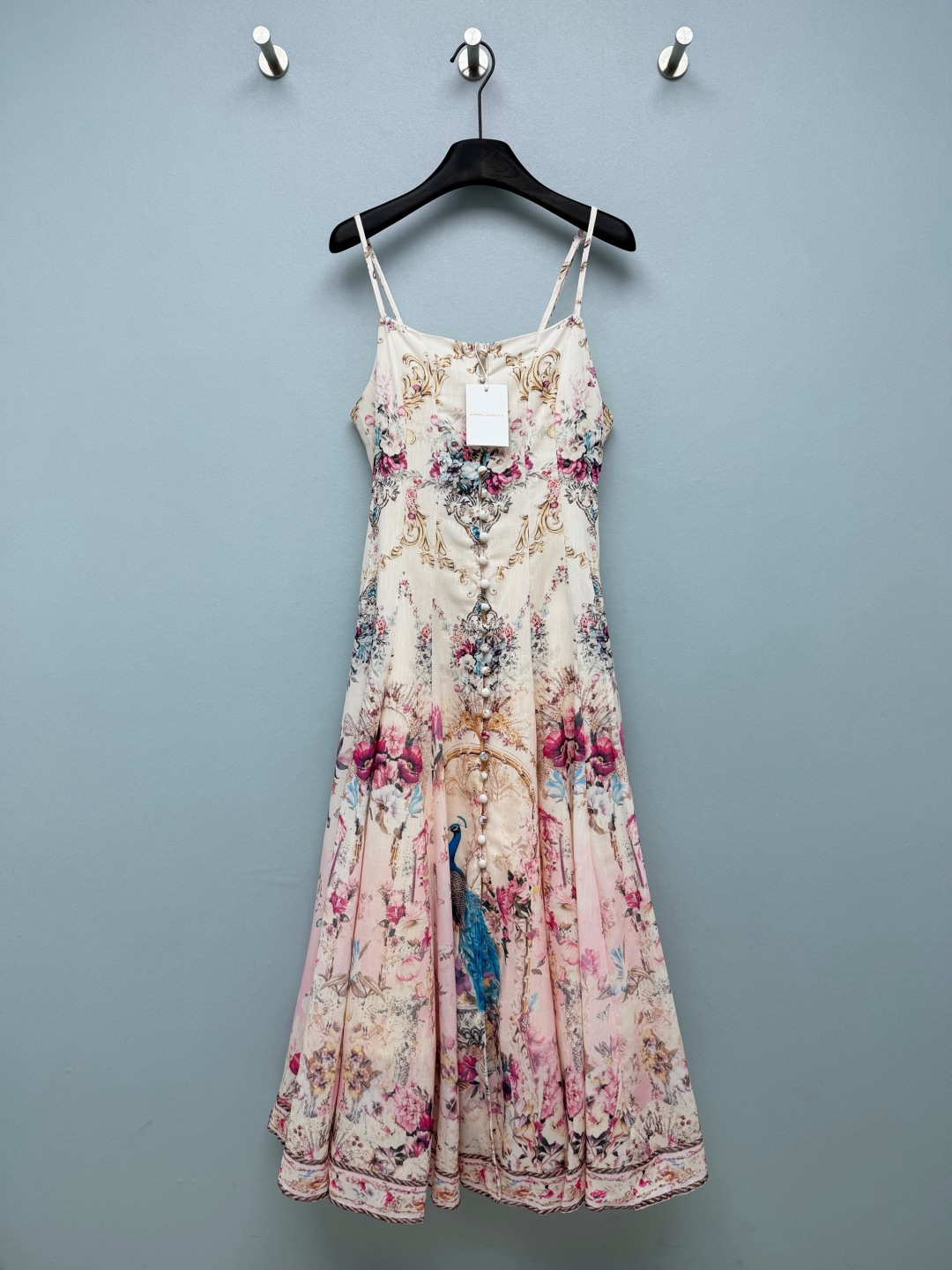 NO:857476,ZIMMERMA*26 new French retro printed suspender long skirt  Adjustable thin shoulder straps + square collar design modify the shoulder and neck lines, expose the collarbone, and create a gentle atmosphere. The single-breasted buttons on the front have exquisite details, and can be unbuttoned to create a casual slit effect, increasing the sense of style. The high-waisted A-line skirt can easily hide the flesh and make you look slimmer.  The pear-shaped figure is super friendly; the retro lace on the hem echoes the print, making it elegant and agile when walking, and comes with a fairy filter. The apricot background is paired with retro watercolor floral prints, and incorporates elements of European fans and curly grass patterns. It is full of romantic French manor atmosphere, gentle and noble!  2 colors and 4 codes SMLXLB, Dior-clothing, dior, skirts,19860909ZIMMERMA*26新款法式复古印花吊带长裙 可调节细肩带+方领设计,修饰肩颈线条,露出锁骨,打造温柔氛围感.前襟单排扣细节精致,还能解开扣子打造随性开叉效果,增加造型感.高腰A字大裙摆,轻松藏肉显瘦,对梨形身材超友好；下摆复古花边与印花呼应,行走间飘逸灵动,自带仙女滤镜.奶杏底色搭配复古水彩花卉印花,融入欧式扇面与卷草纹元素,充满法式庄园浪漫氛围,温柔又贵气！2色4码SMLXLB,迪奥-服装,dior,skirts,,Women's clothing