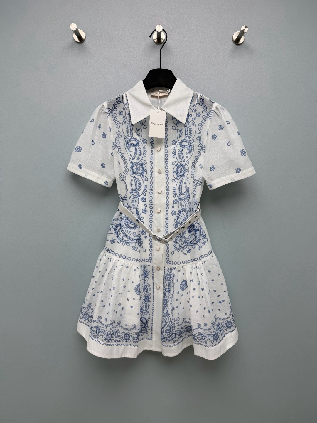 NO:857484,ZIMMERMA*26 new blue and white paisley print shirt-style short-sleeved dress (short style). The classic cashew flower print also has a retro atmosphere!  The contrasting colors of blue and white are fresh and high-end. It doesn't look old-fashioned at all, but has a French vacation feel. The shirt collar + short-sleeved design makes it smart for commuting and gentle for dates. It doesn't matter the occasion!  The belt of the same color really understands girls. With one click, you can tighten your waist and transform into a 37-cent figure in seconds. Bye bye, the flesh, waist and abdomen are completely covered, and you can achieve a pear-shaped figure!  The ruffles on the hem are swung out, making you walk with the wind, smart and elegant, and make great photos. The blue and white paisley can make you look like a god!  This shirt dress is so beautiful that it makes me speechless. It shows off the white ceiling!  Single color code 4 SMLXLB, Zimmerman-clothing, skirts, shirts, T-shirt,19860909ZIMMERMA*26新款蓝白佩斯利印花衬衫式短袖连衣裙（短款）经典的腰果花印花也太有复古氛围感了吧！蓝白撞色清新又高级,完全不会显老气,反而自带法式度假感 衬衫领+短袖的设计,通勤穿干练,约会穿温柔,完全不挑场合！同色系腰带真的太懂女生了,一键收腰,秒变三七分身材,拜拜肉、腰腹肉肉全遮住,梨形身材直接冲！下摆的荷叶边大摆,走路带风,灵动又飘逸,拍照巨出片 蓝白佩斯利封神！这件衬衫裙美到失语.显白天花板！单色4码SMLXLB,兹默曼-服装,skirts,shirts,T-shirt,,Women's clothing