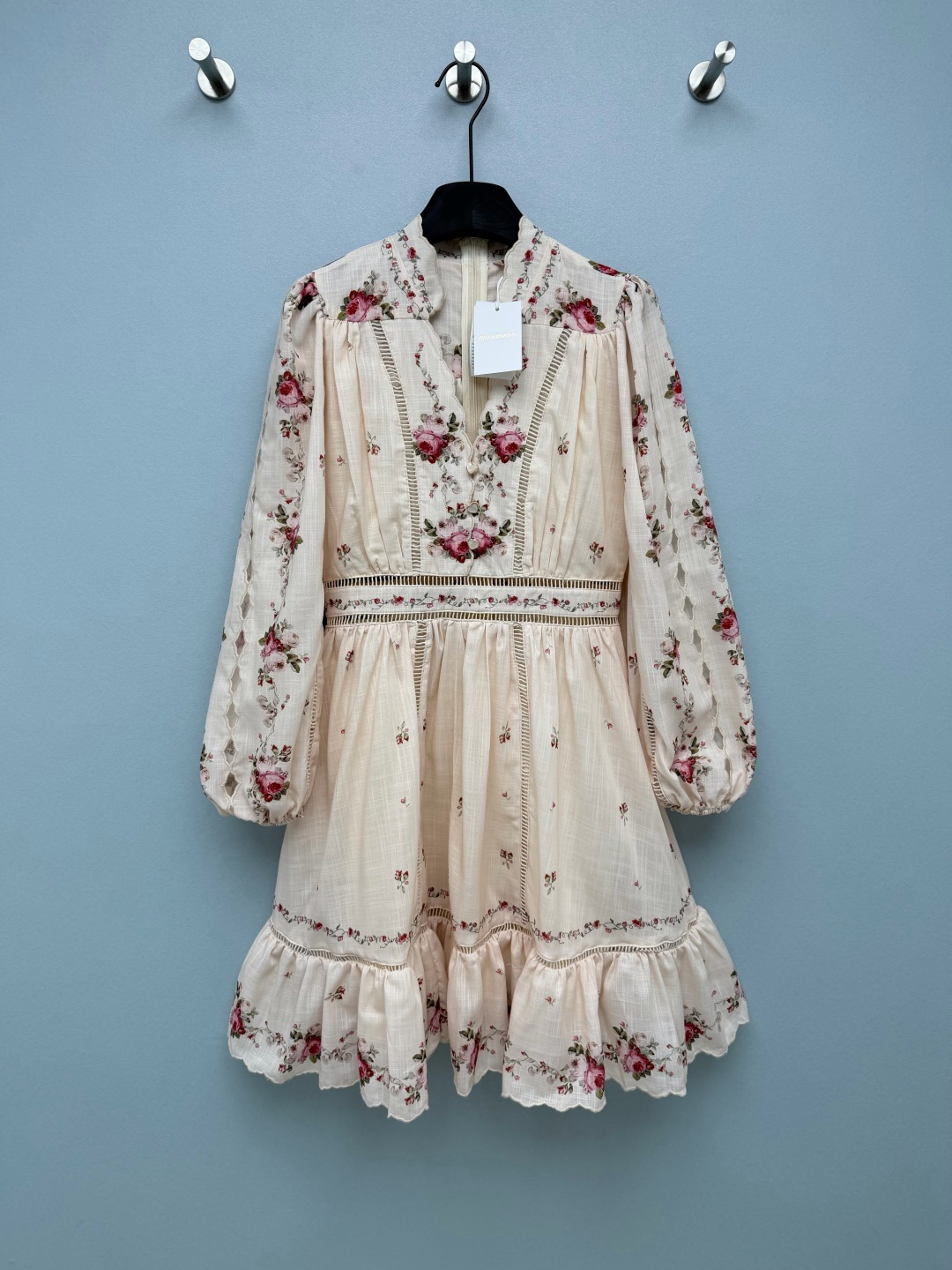 NO:857396,Zimmerman*26 new retro palace style rose print stitching hollow dress (short style) rose print is distributed on the neckline, cuffs and skirt, with small floral prints of the same color, rich in layers and strong handcraft feeling, restoring the romantic atmosphere of the retro manor. V-shaped lace collar + lantern sleeve design, modify the shoulder and neck lines, lantern sleeves can hide arm fat, lace collar adds a girlish look. Hollow lace stitching + collection at the waist  The pleated design is both breathable and can accurately tighten the waist, highlighting the waistline. The skirt spreads out in an A-line shape, covering the crotch and making you look slimmer. The ruffled skirt is flexible and elegant when walking, enhancing the retro palace feel. The textured cotton and linen fabric is very comfortable, suitable for spring picnics, dates, and afternoon tea. It comes with retro filters when taking photos, like a young lady coming out of an oil painting, gentle to the core. 2 colors and 4 sizes SMLXLB, Zimmerman-clothing, skirts,19860909Zimmerman*26新款复古宫廷风玫瑰印花拼接镂空连衣裙（短款）玫瑰印花分布于领口、袖口与裙摆,搭配同色系小碎花印花,层次丰富,手工感强,还原复古庄园的浪漫氛围.V型花边领+灯笼袖设计,修饰肩颈线条,灯笼袖能藏住手臂赘肉,花边领增添少女感.腰部镂空蕾丝拼接+收褶设计,既透气又能精准收腰,凸显腰线,裙摆呈A字散开,遮胯显瘦.荷叶边裙摆行走间灵动飘逸,强化复古宫廷感.肌理感棉麻面料很舒服,春天野餐、约会、下午茶穿都合适,拍照自带复古滤镜,像从油画里走出来的大小姐,温柔到骨子里2色4码SMLXLB,兹默曼-服装,skirts,,Women's clothing